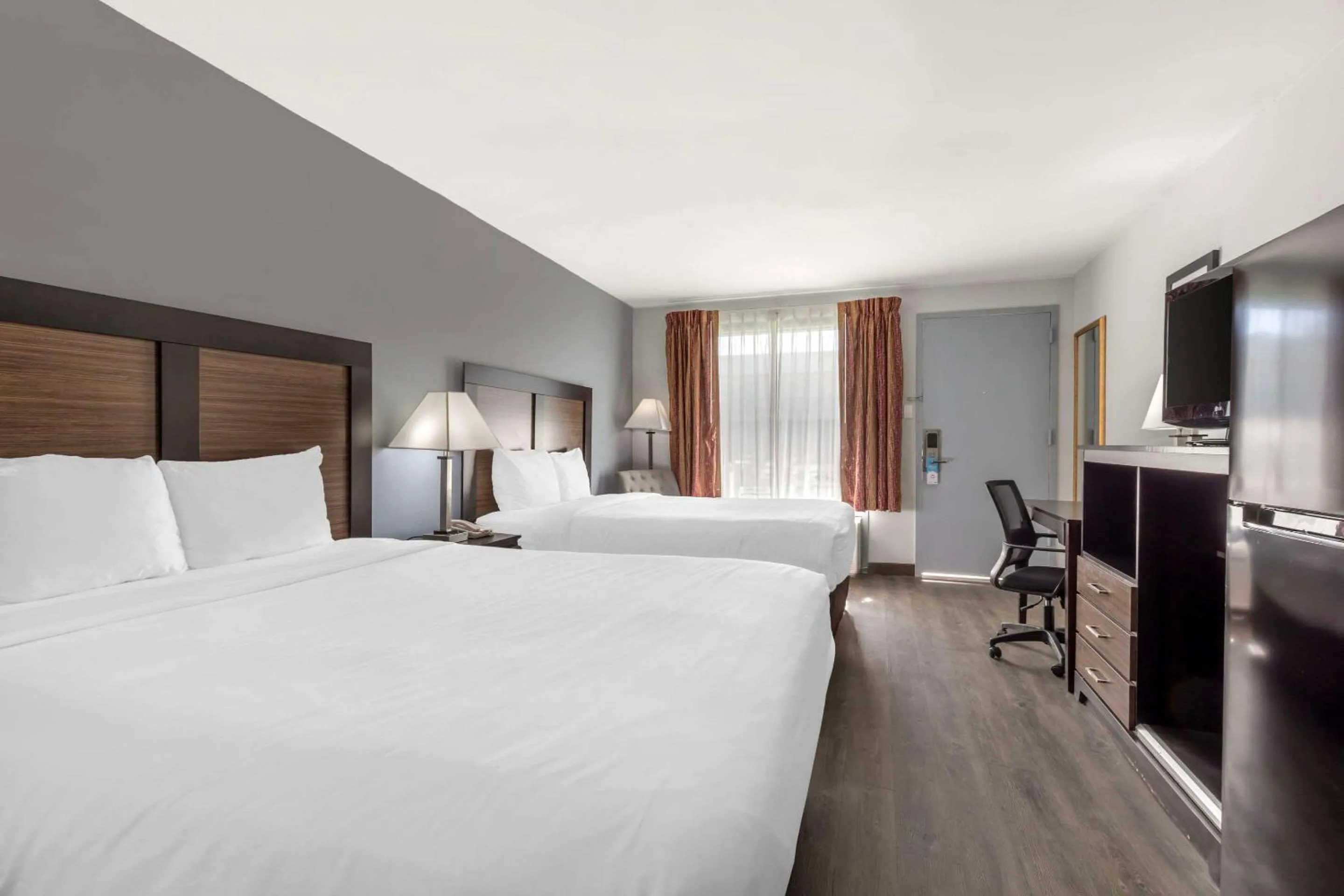 Bedroom, Bed in Suburban Studios Gainesville