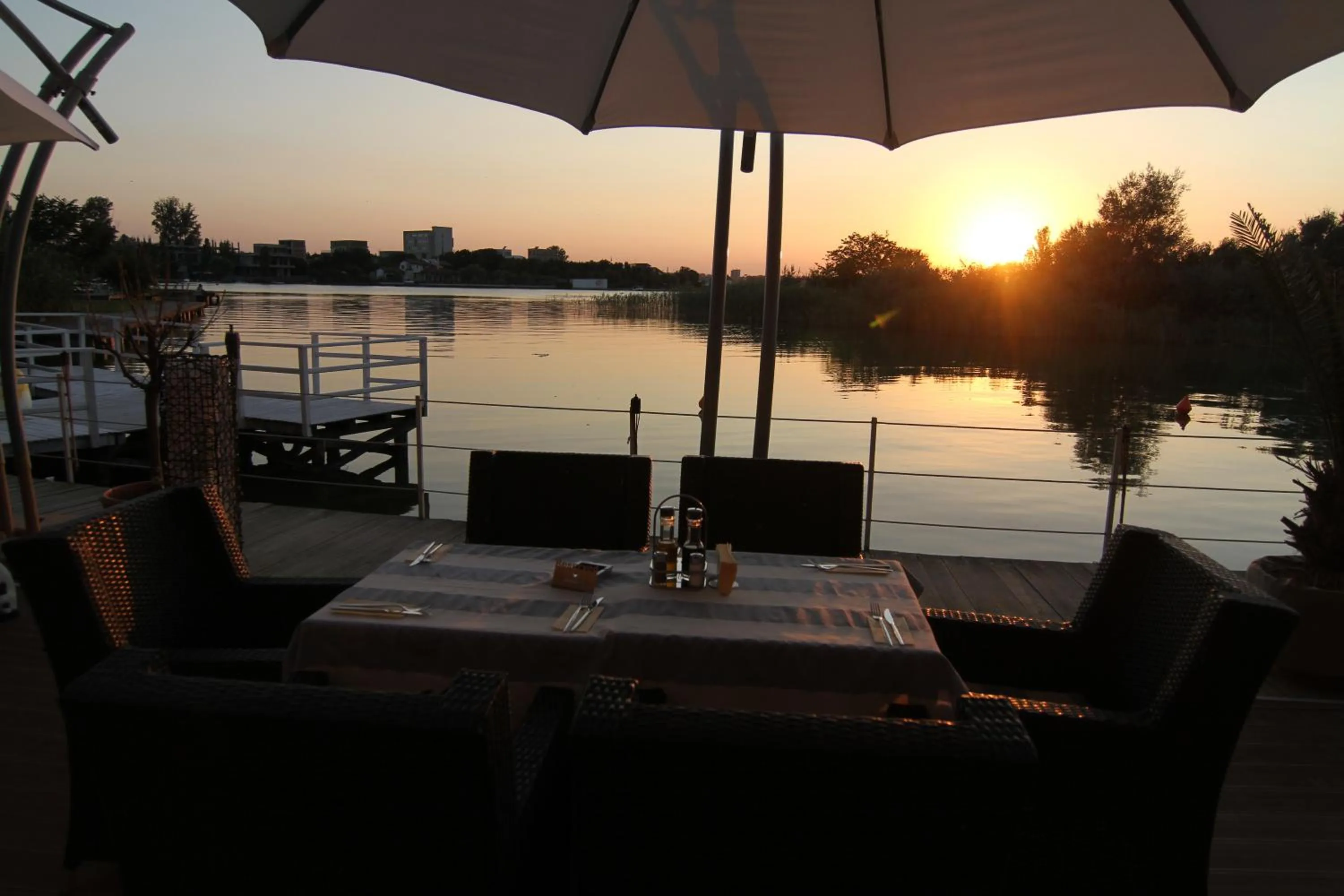 Restaurant/places to eat in Hotel On Plonge Junior