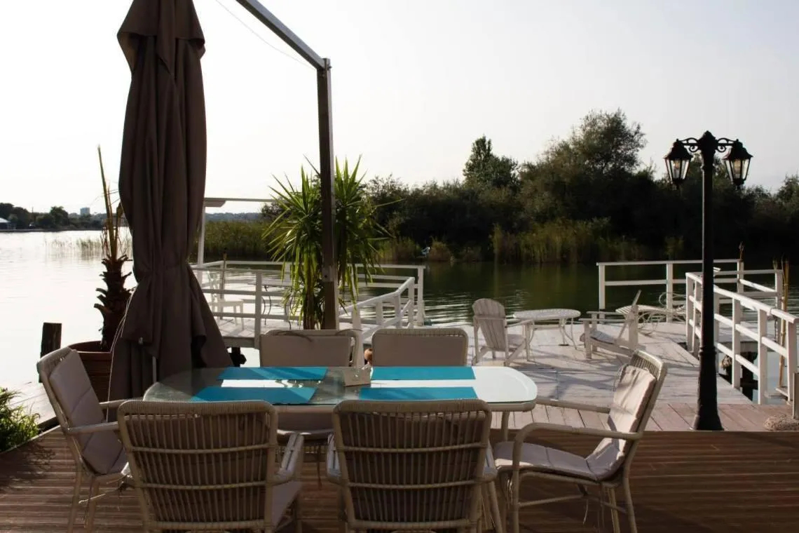 Restaurant/places to eat in Hotel On Plonge Junior