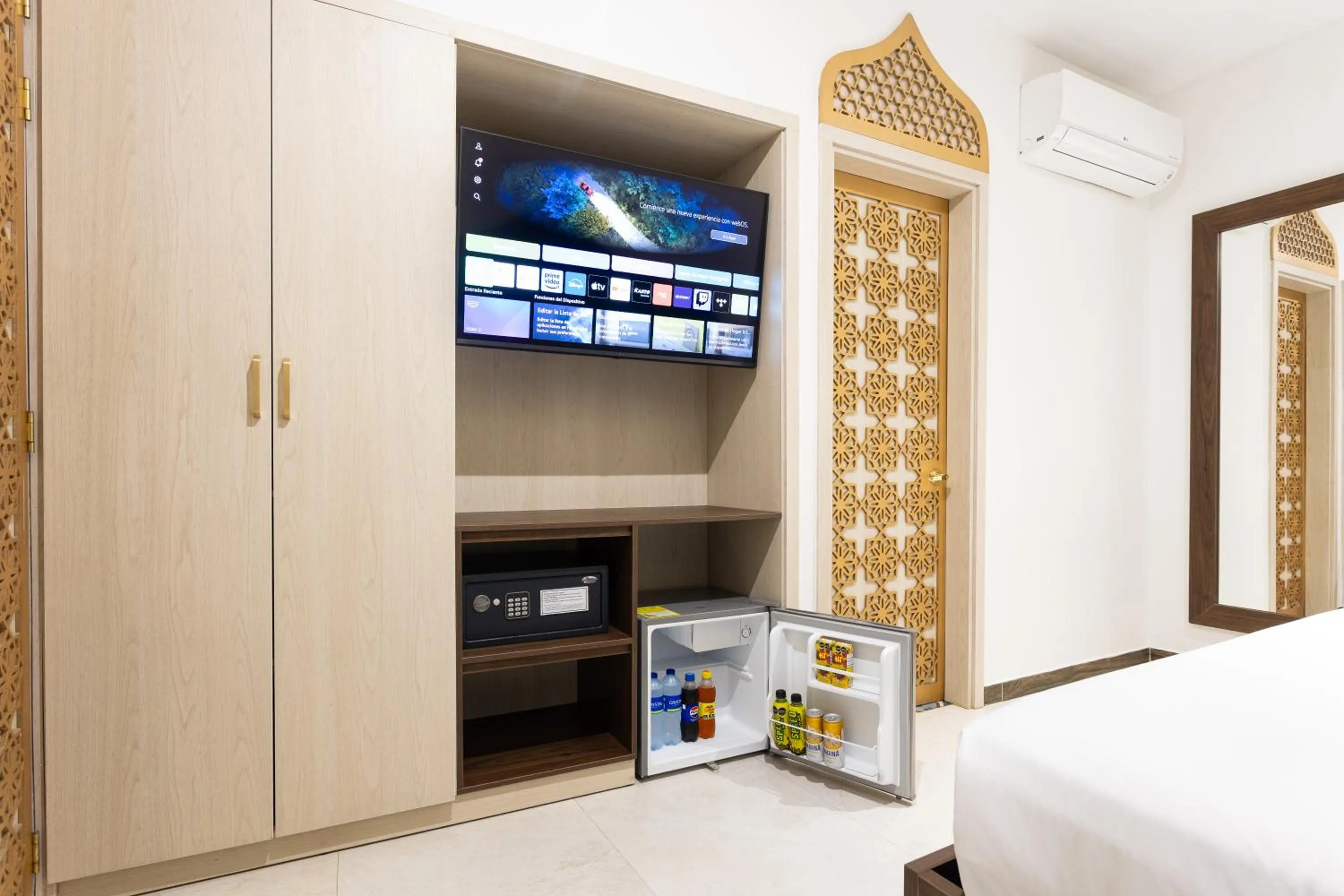 minibar, Bed in Prixma Hotel