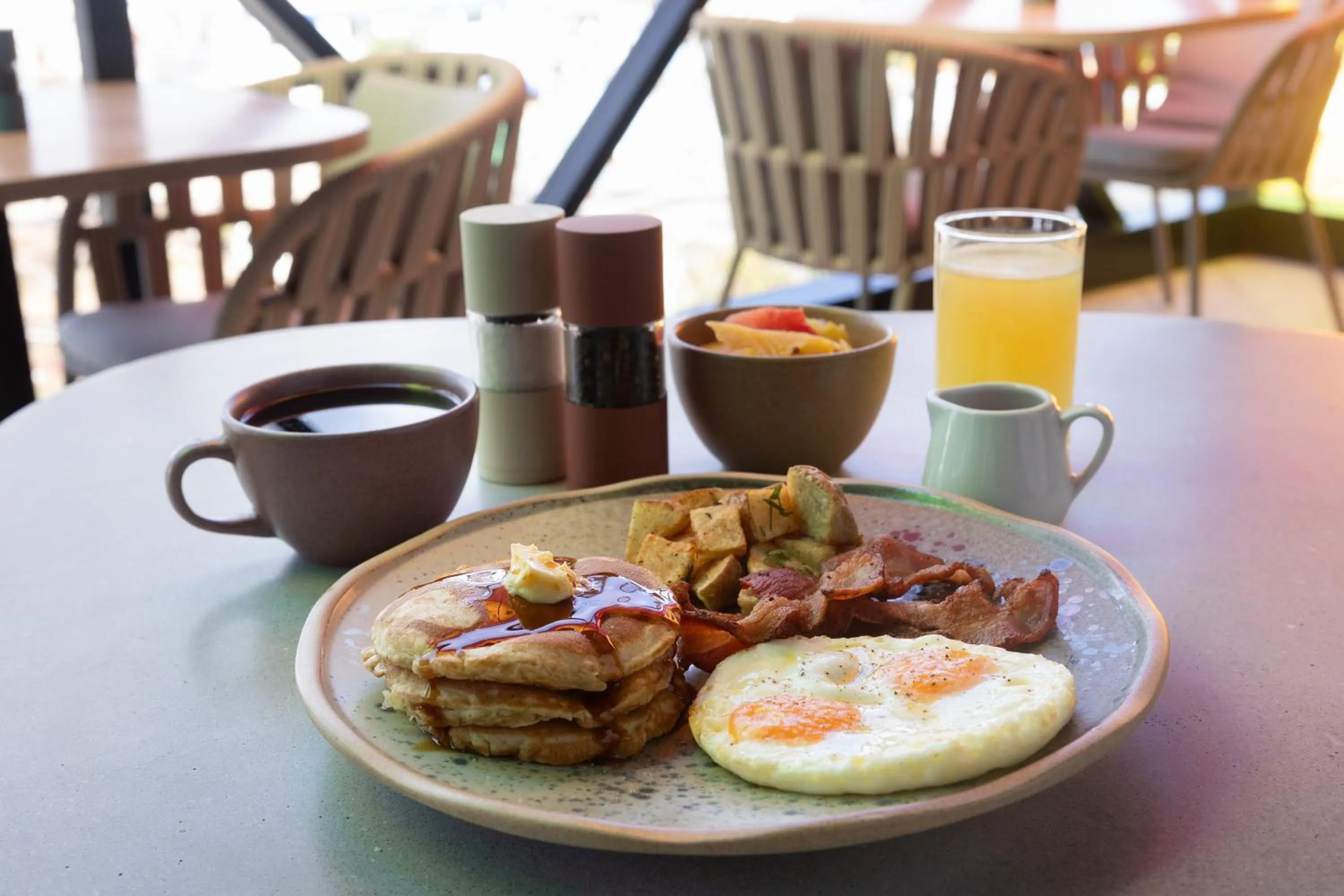 Restaurant/places to eat in Prixma Hotel