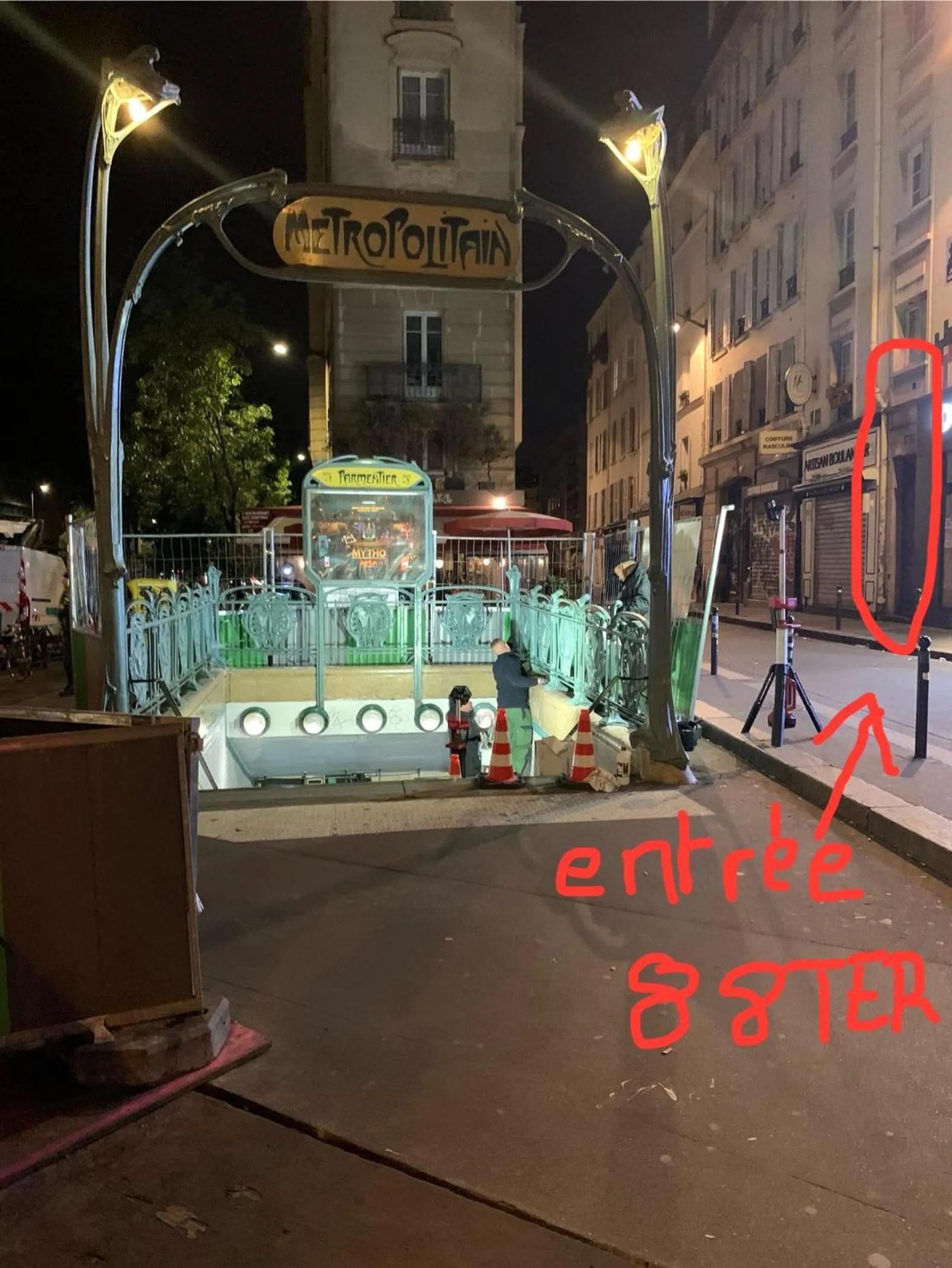 Location in STUDIO CŒUR VIEUX PARIS. Pied du métro.Tout équipé