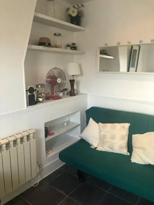 STUDIO CŒUR VIEUX PARIS. Pied du métro.Tout équipé STUDIO CŒUR VIEUX PARIS. Pied du métro.Tout équipé