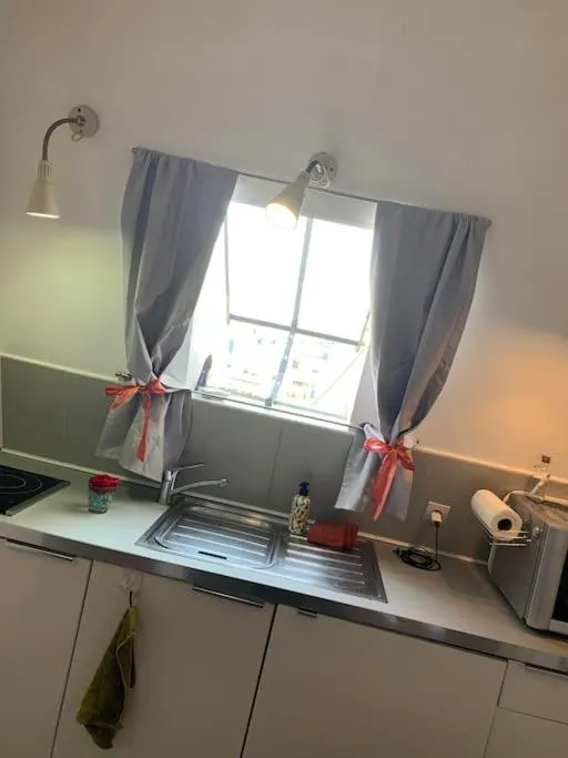 Kitchen or kitchenette in STUDIO CŒUR VIEUX PARIS. Pied du métro.Tout équipé