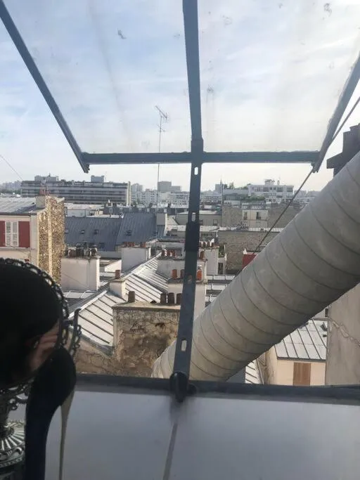 City view in STUDIO CŒUR VIEUX PARIS. Pied du métro.Tout équipé