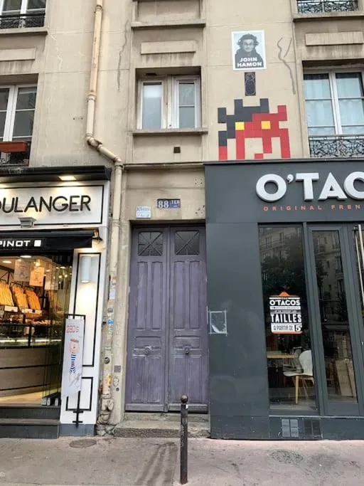 Location in STUDIO CŒUR VIEUX PARIS. Pied du métro.Tout équipé