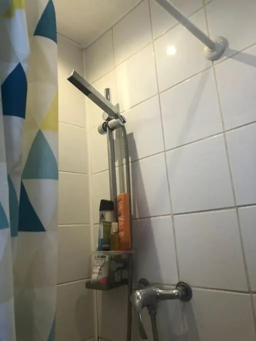 Shower in STUDIO CŒUR VIEUX PARIS. Pied du métro.Tout équipé