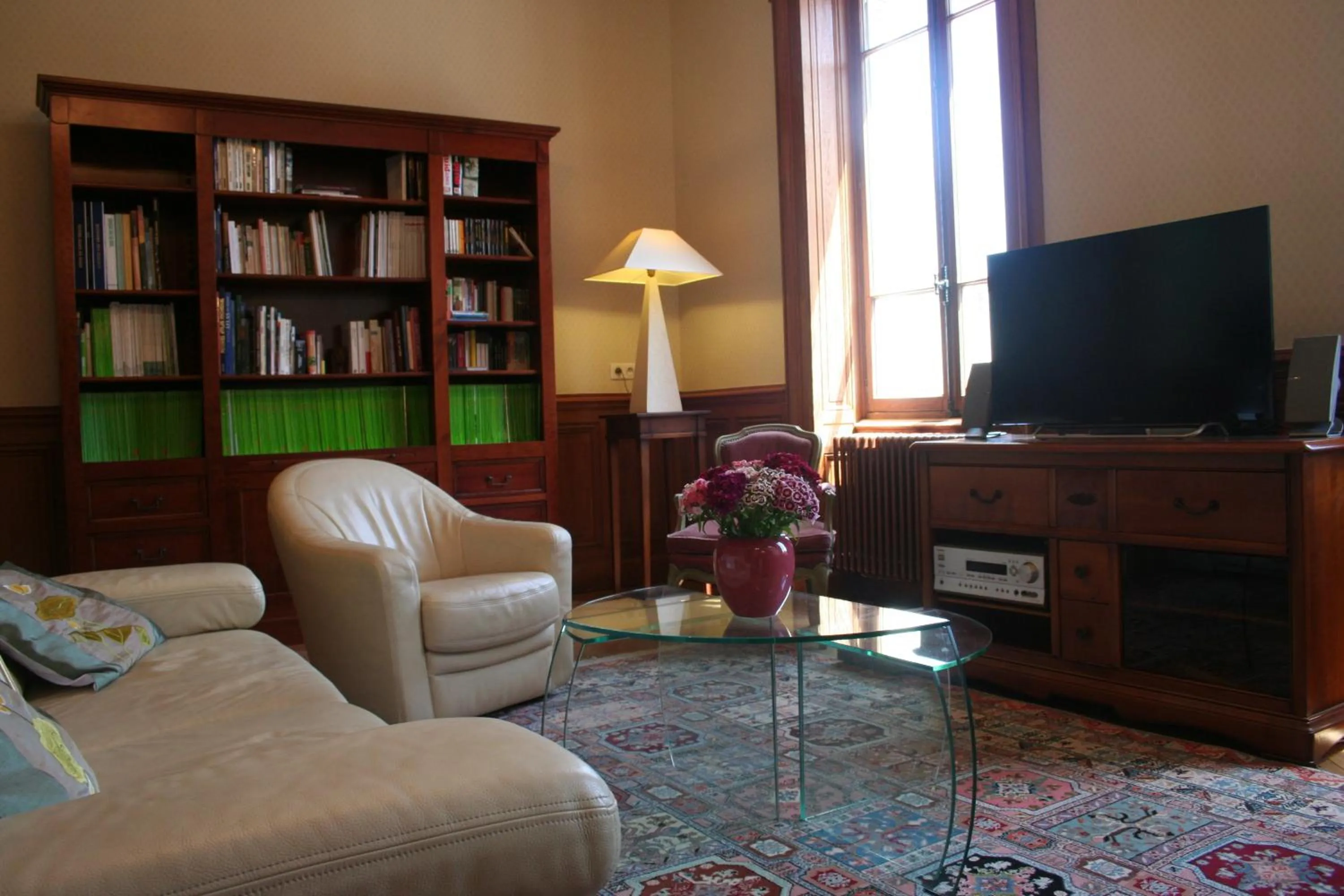 Communal lounge/ TV room in Le Clos des Noyers