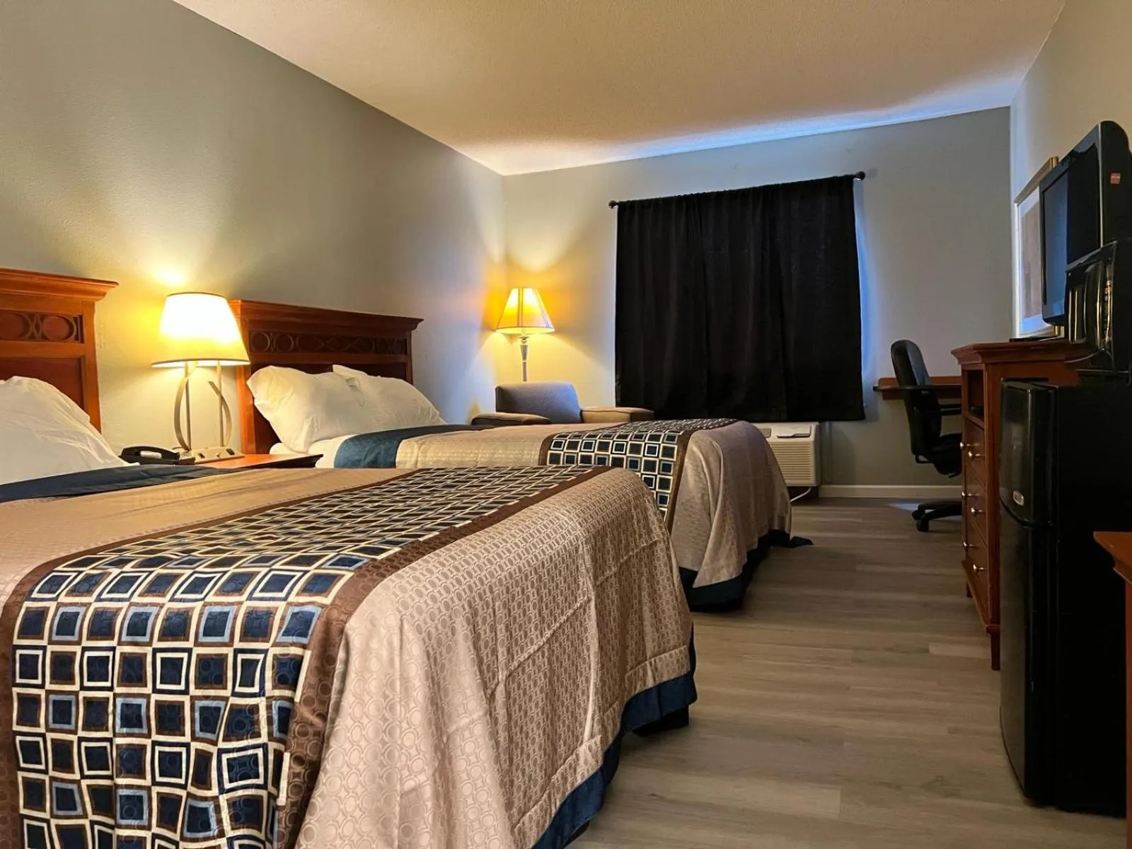 Bed in Royal Inn Suites