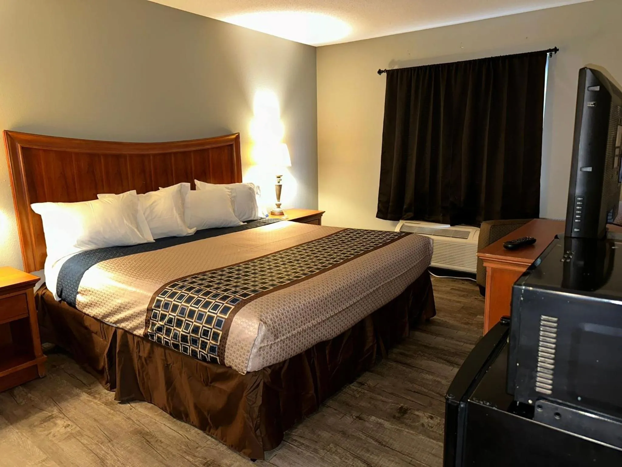 Bed in Royal Inn Suites