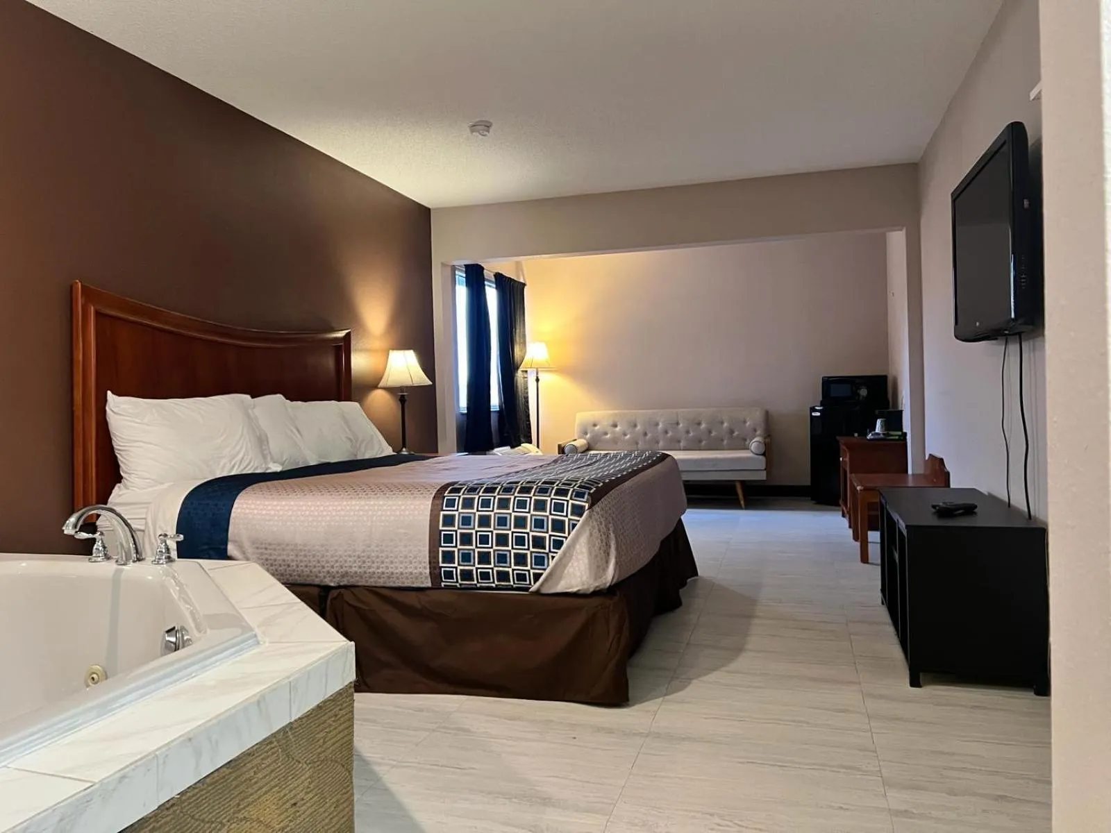 Bed in Royal Inn Suites