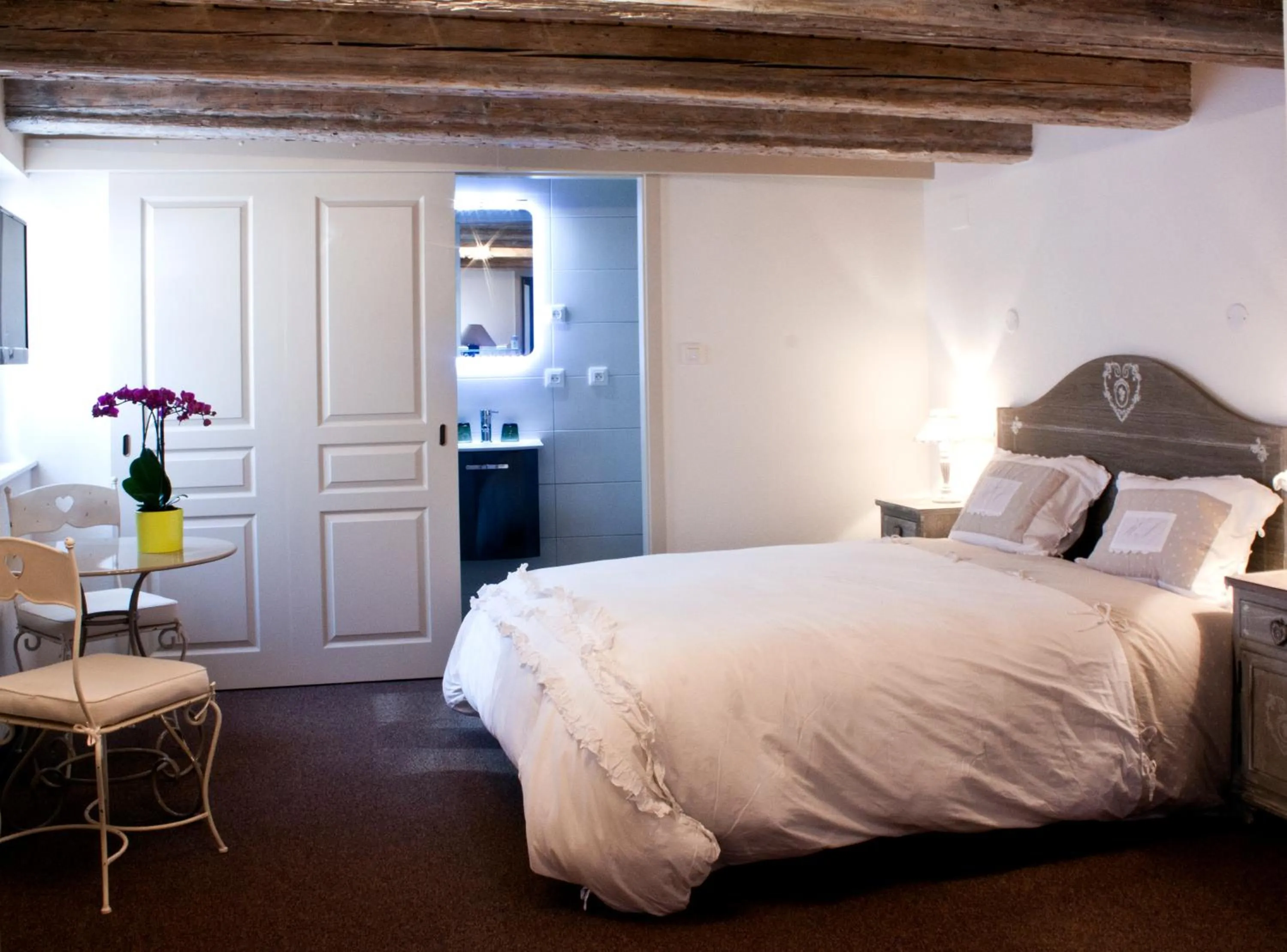 Photo of the whole room, Bed in Chambre Le Hupsa Pfannala