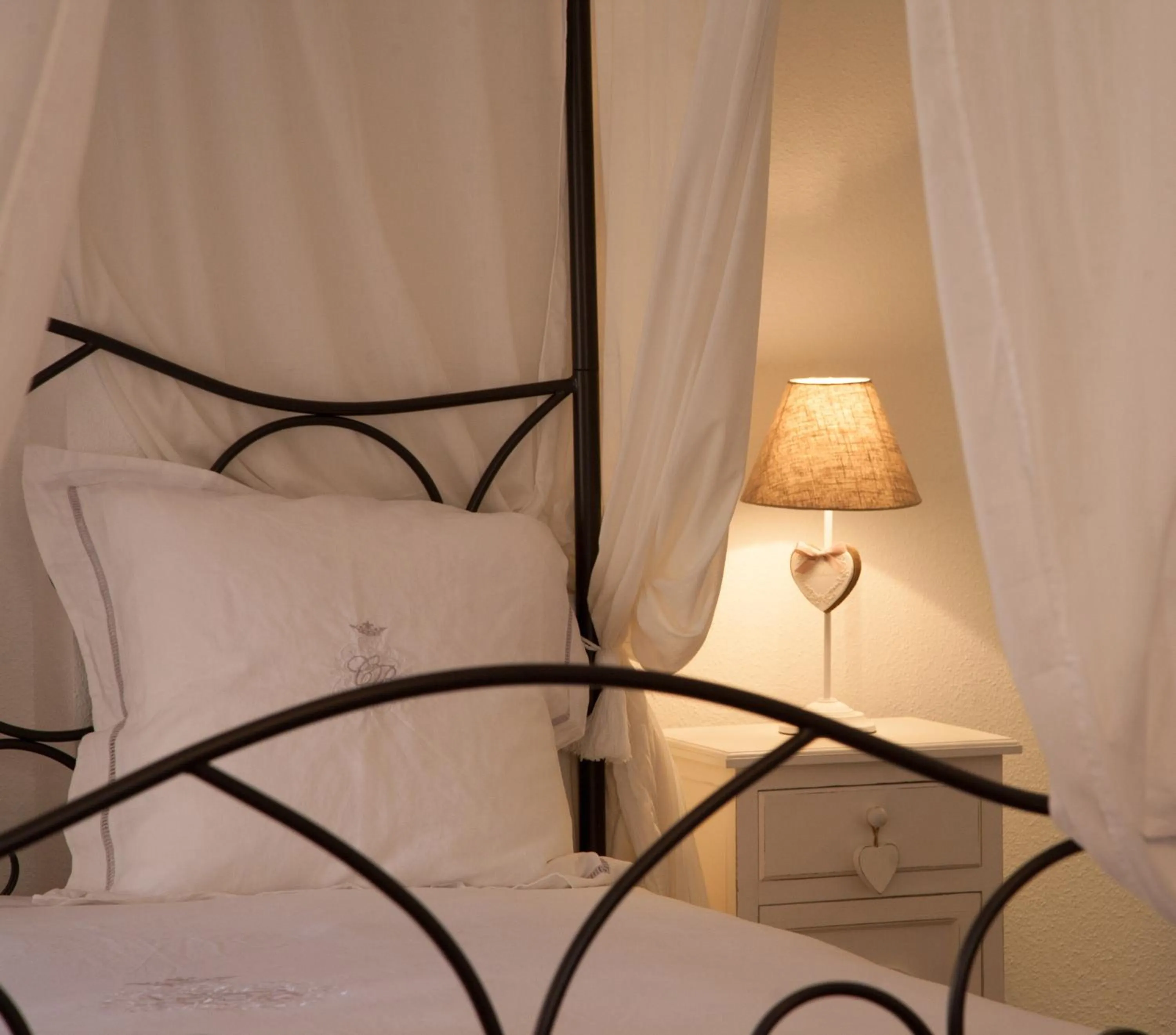 Decorative detail, Bed in Chambre Le Hupsa Pfannala