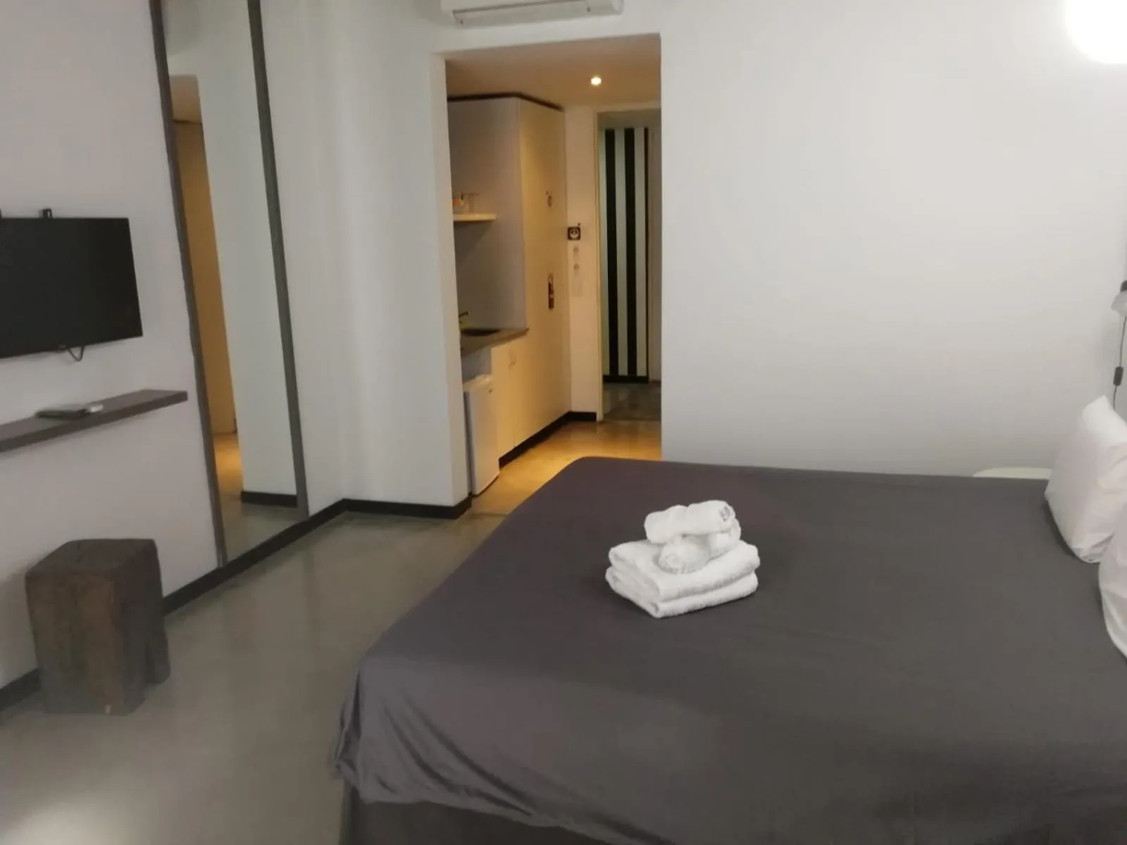 Photo of the whole room, Bed in Babel Studios