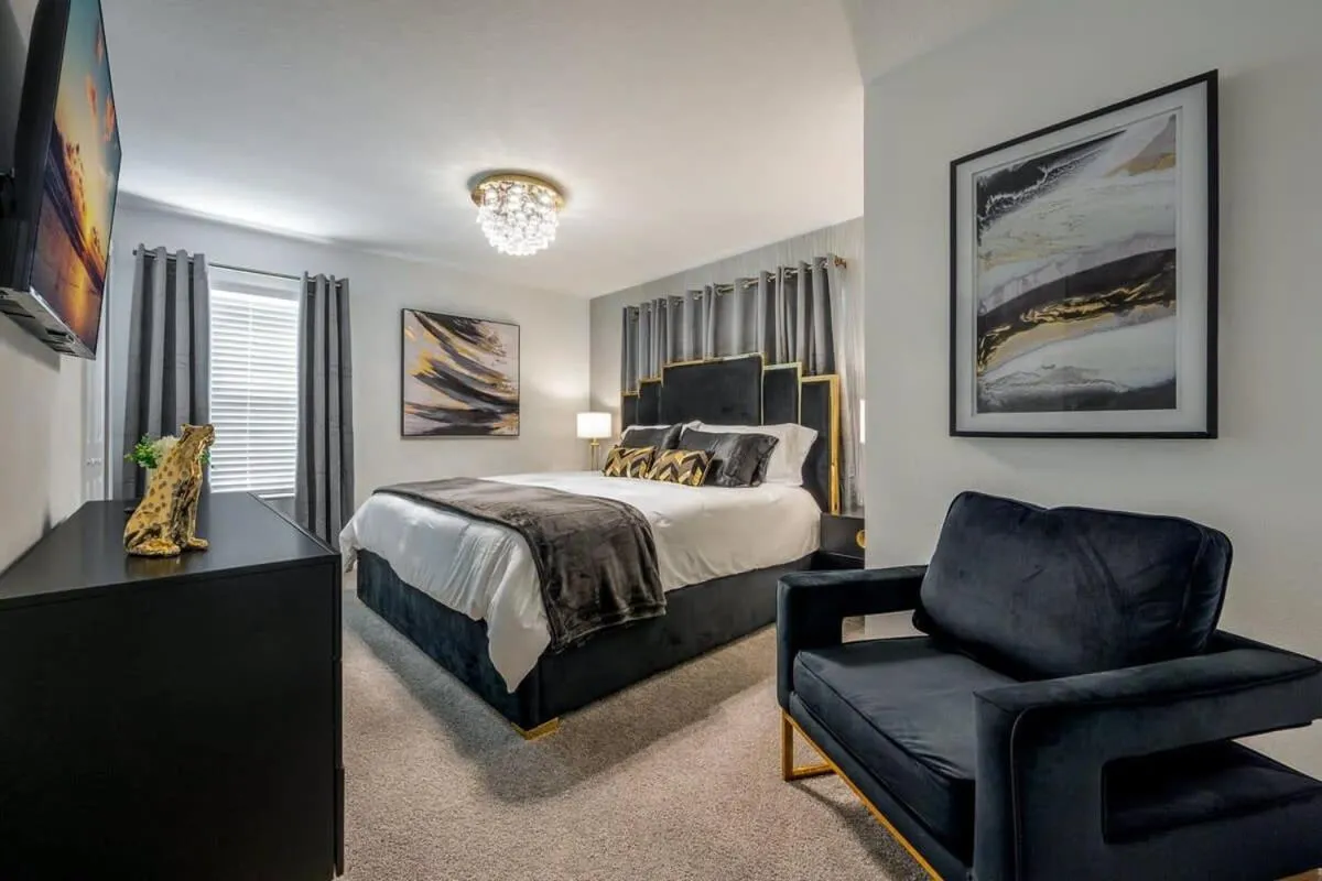 Bed in Luxury Chic Modern Home Prime Location