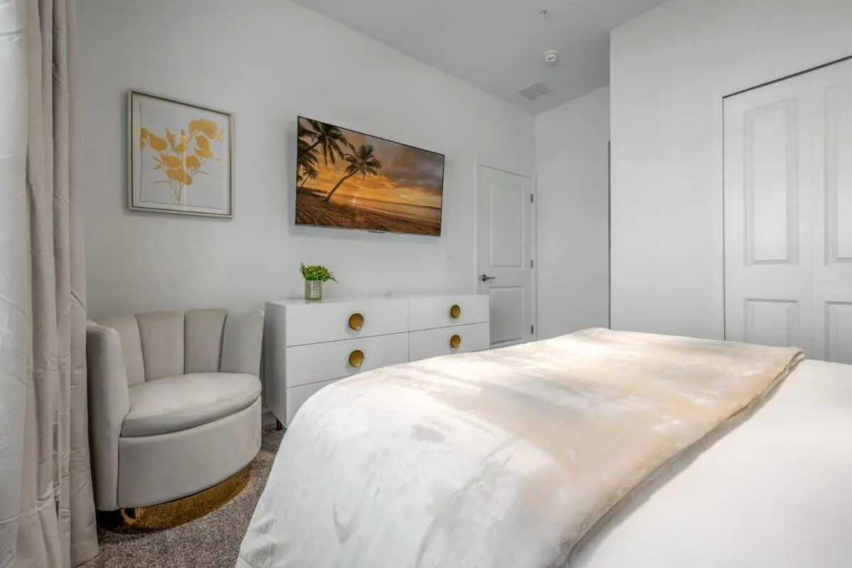 Bed in Luxury Chic Modern Home Prime Location
