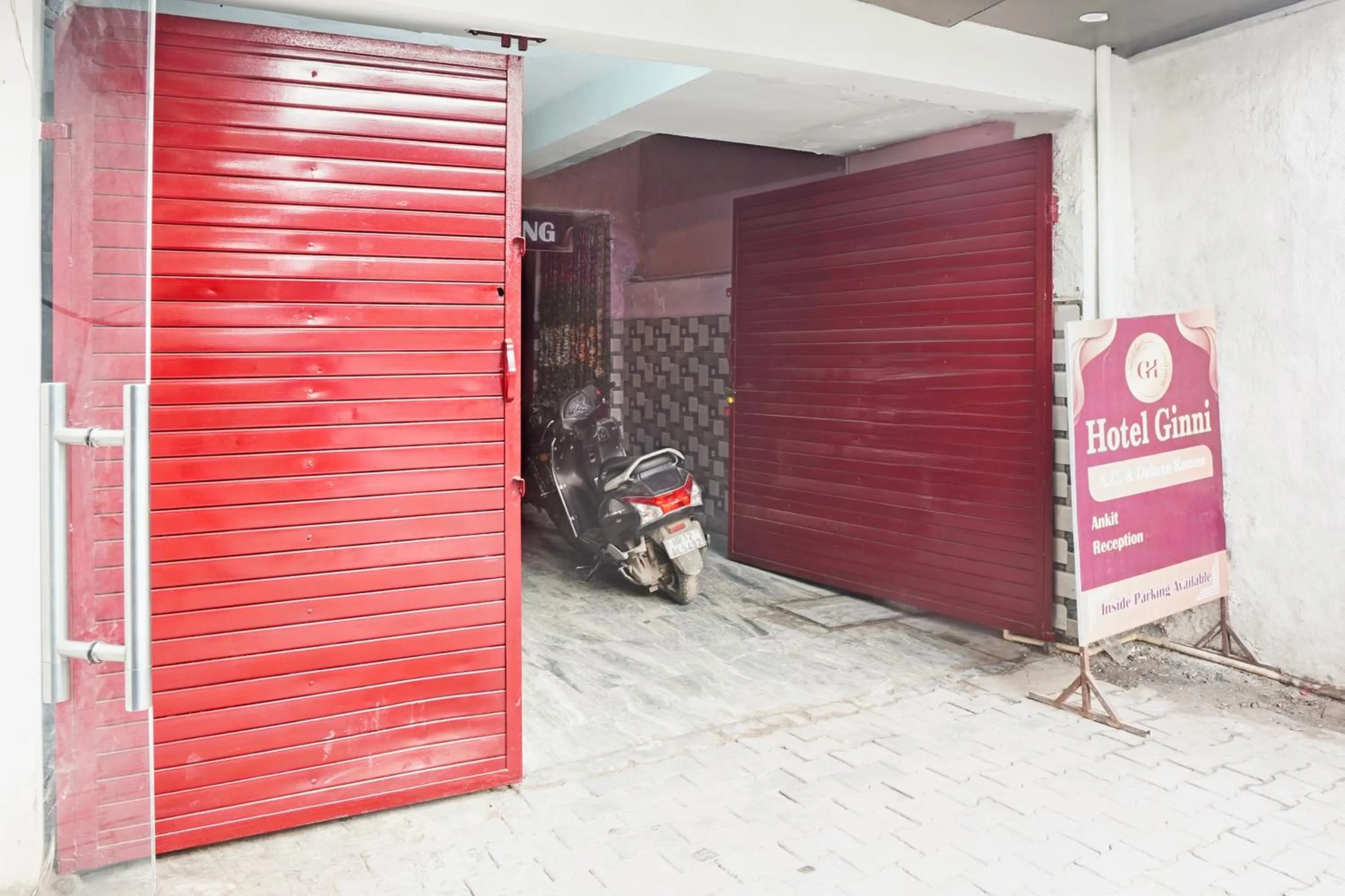 Facade/entrance in Hotel O Ginni