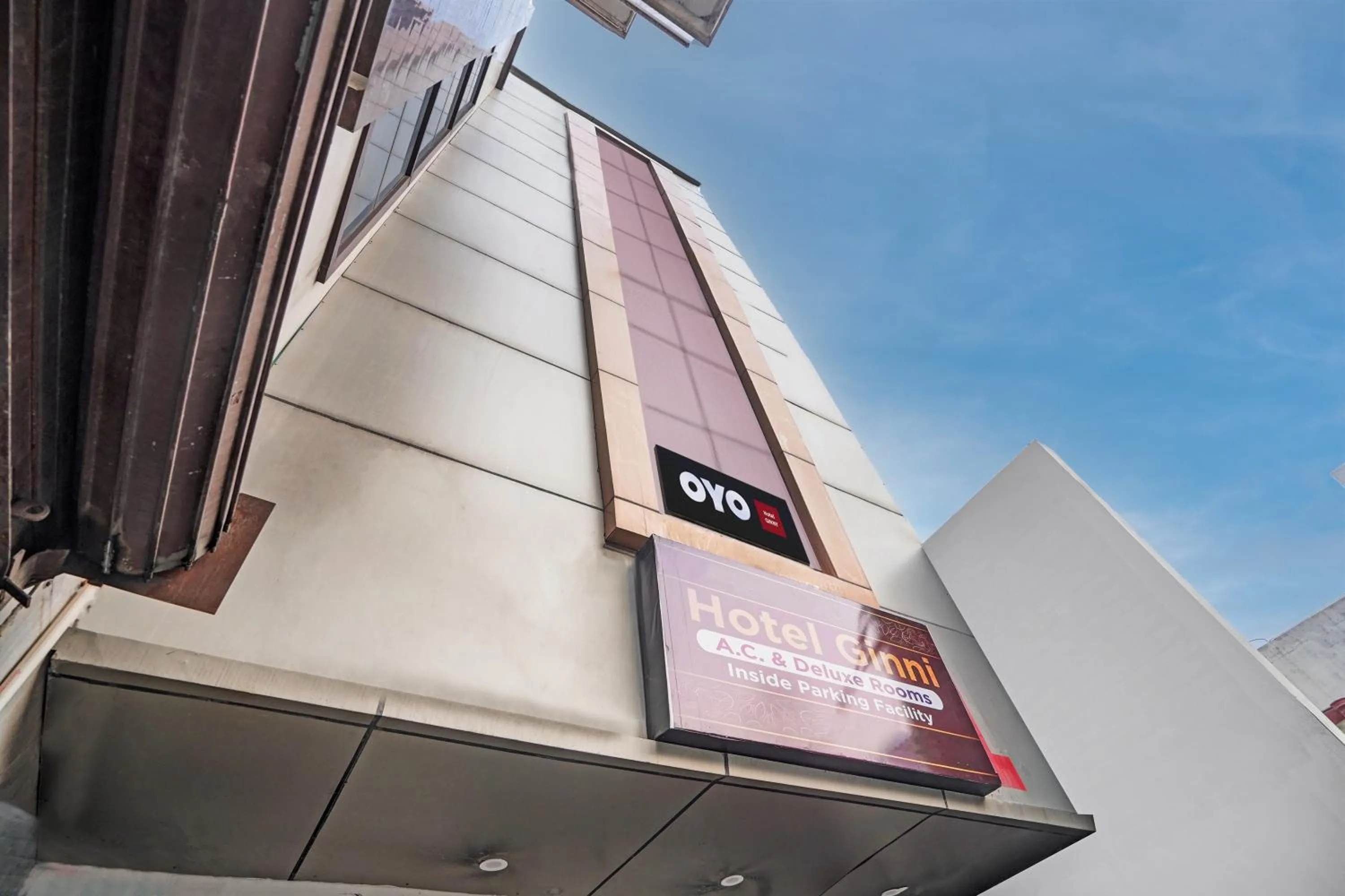 Facade/entrance in Hotel O Ginni