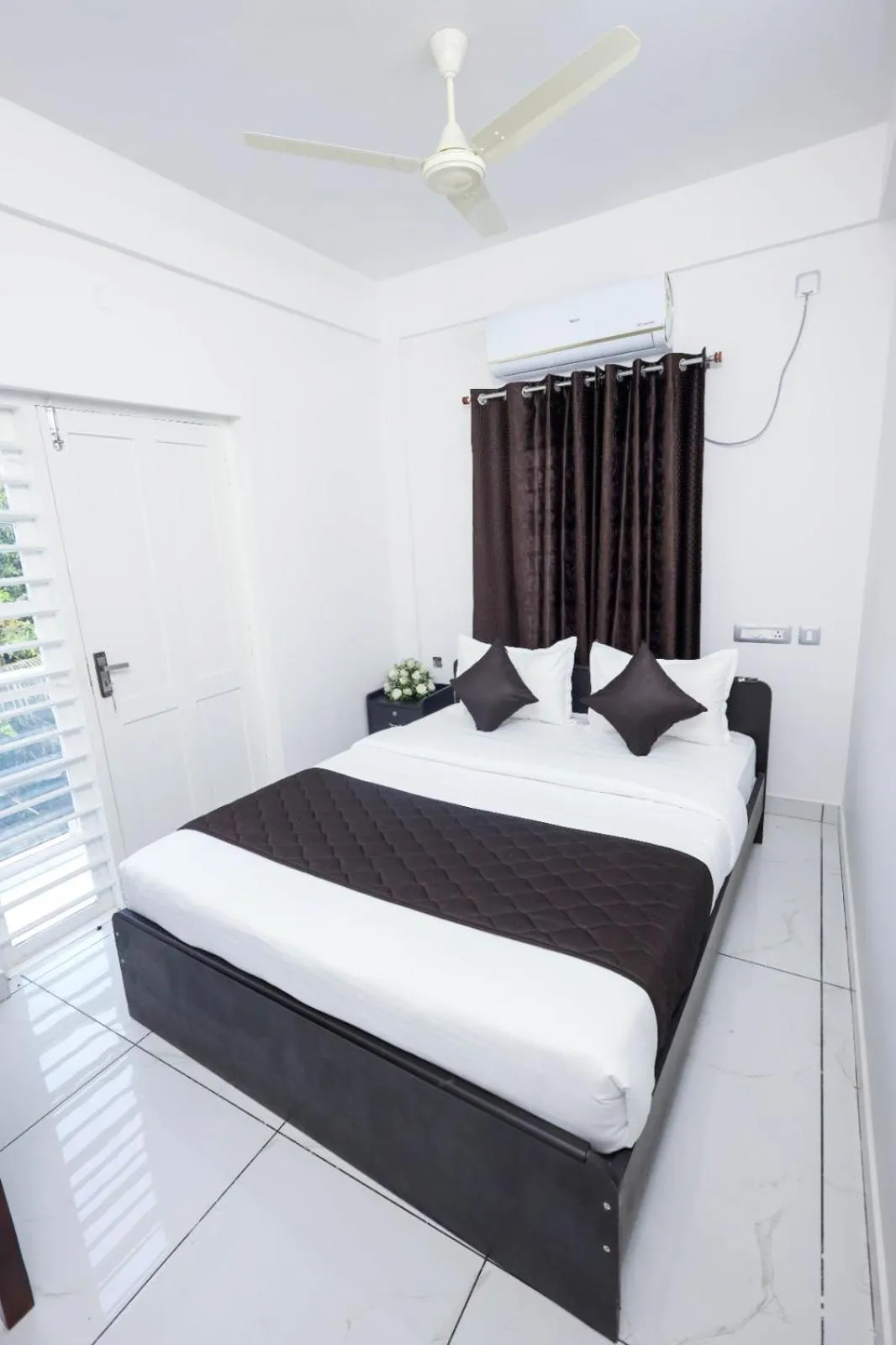 Bed in Guest West Inn Cochin