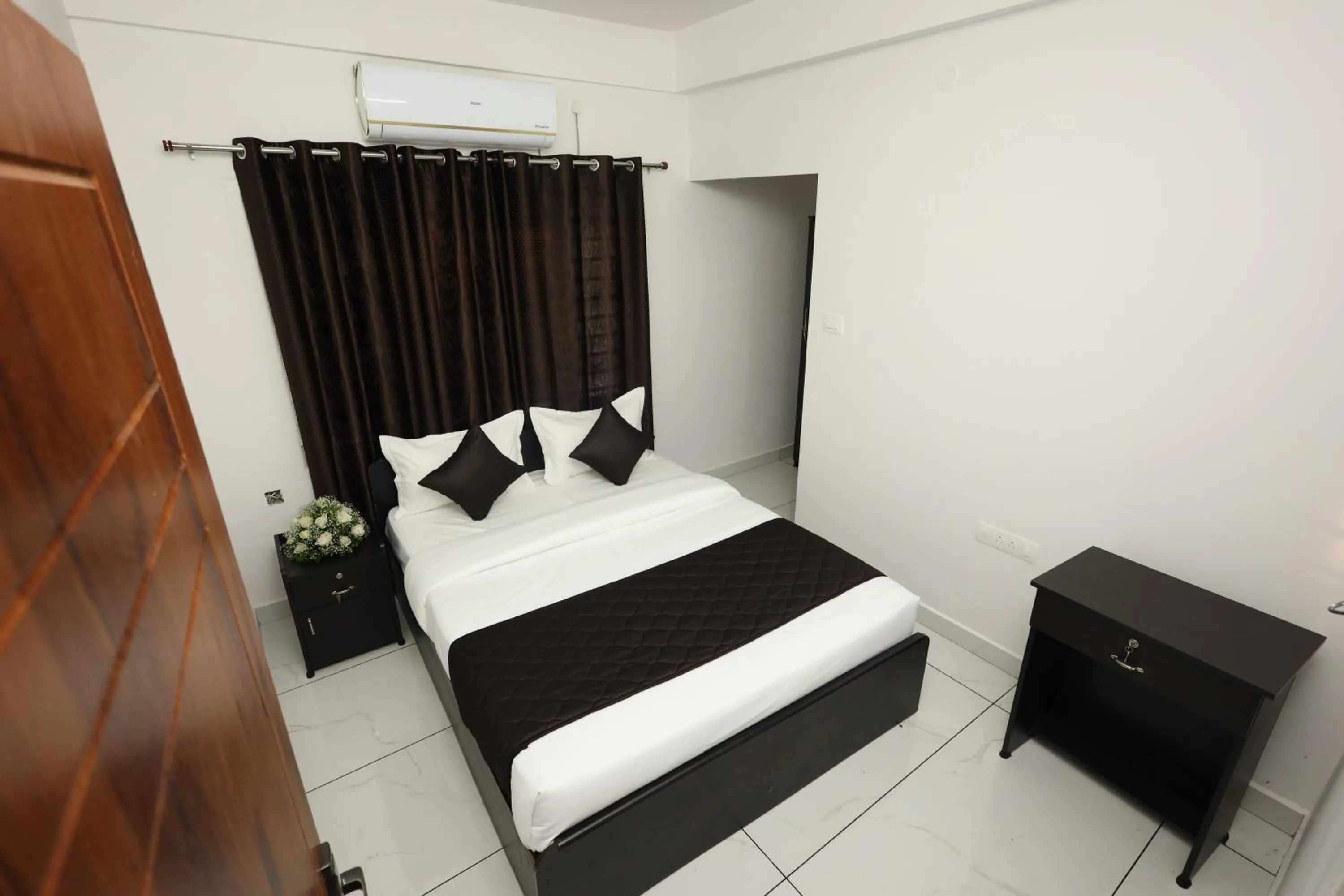 Bed in Guest West Inn Cochin