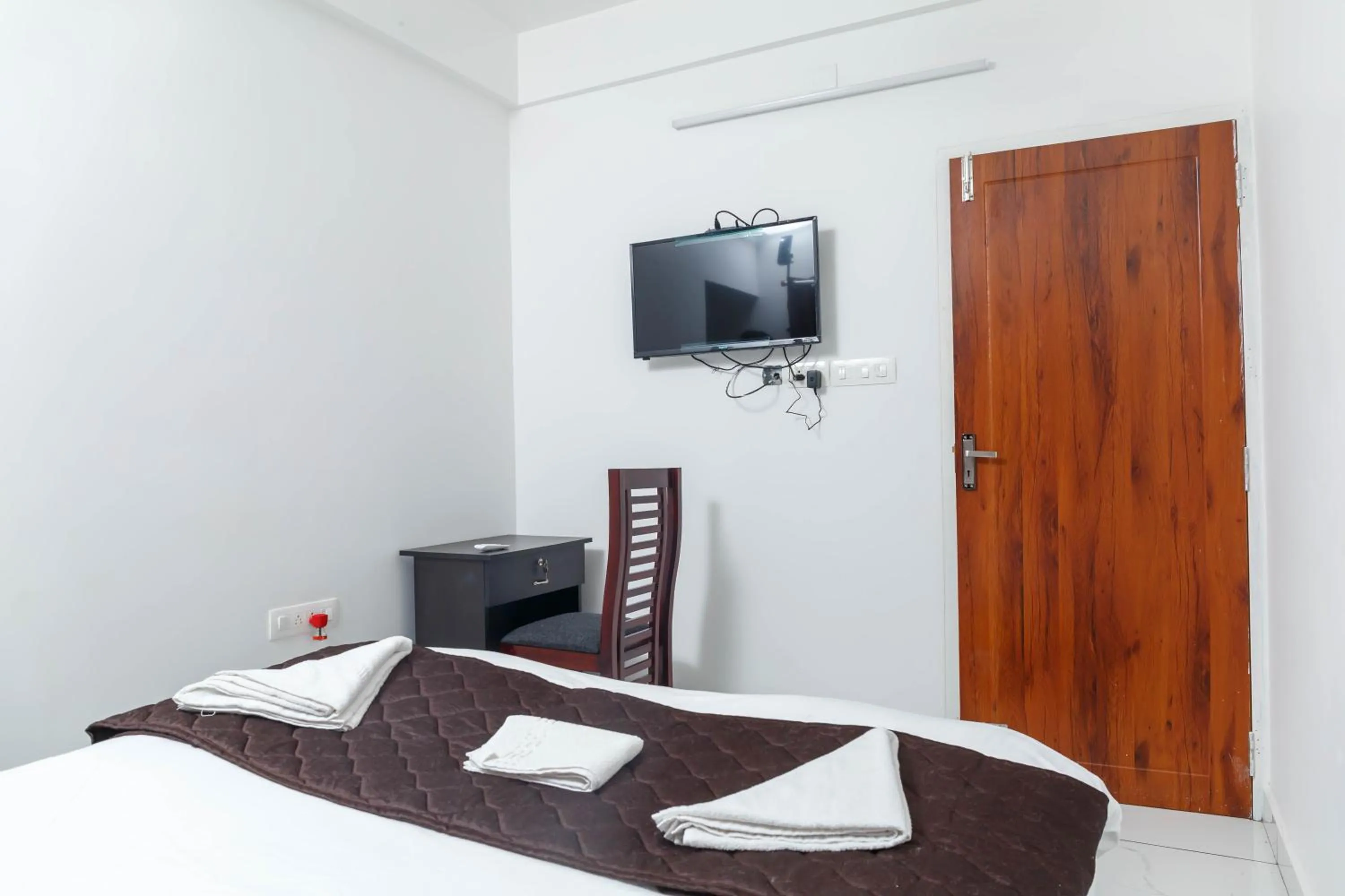 Communal lounge/ TV room in Guest West Inn Cochin