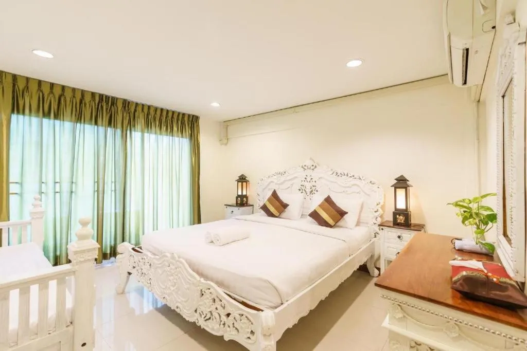 Photo of the whole room, Bed in Narastay @ Phrom Phong