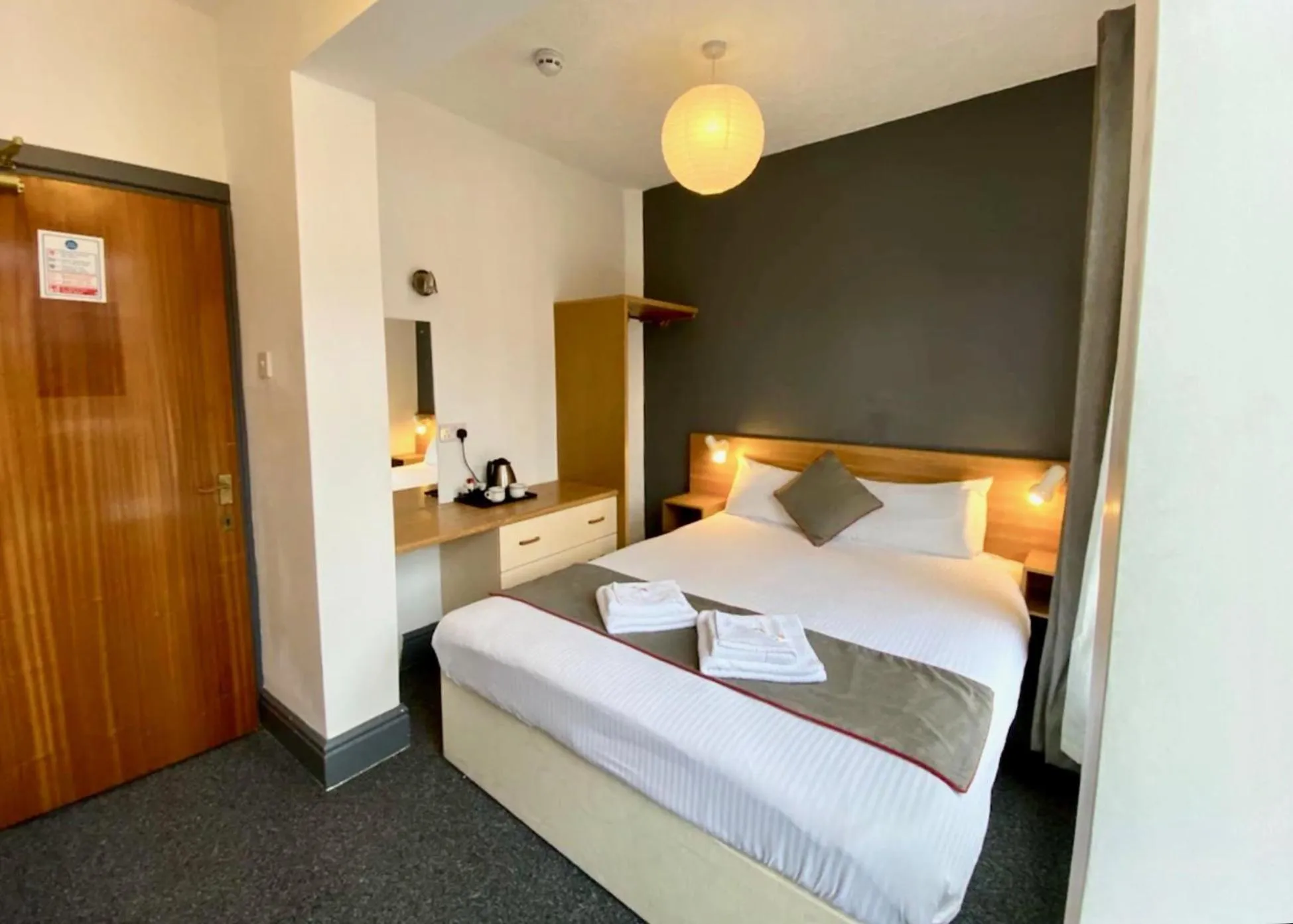 Bedroom, Bed in Alumhurst Hotel