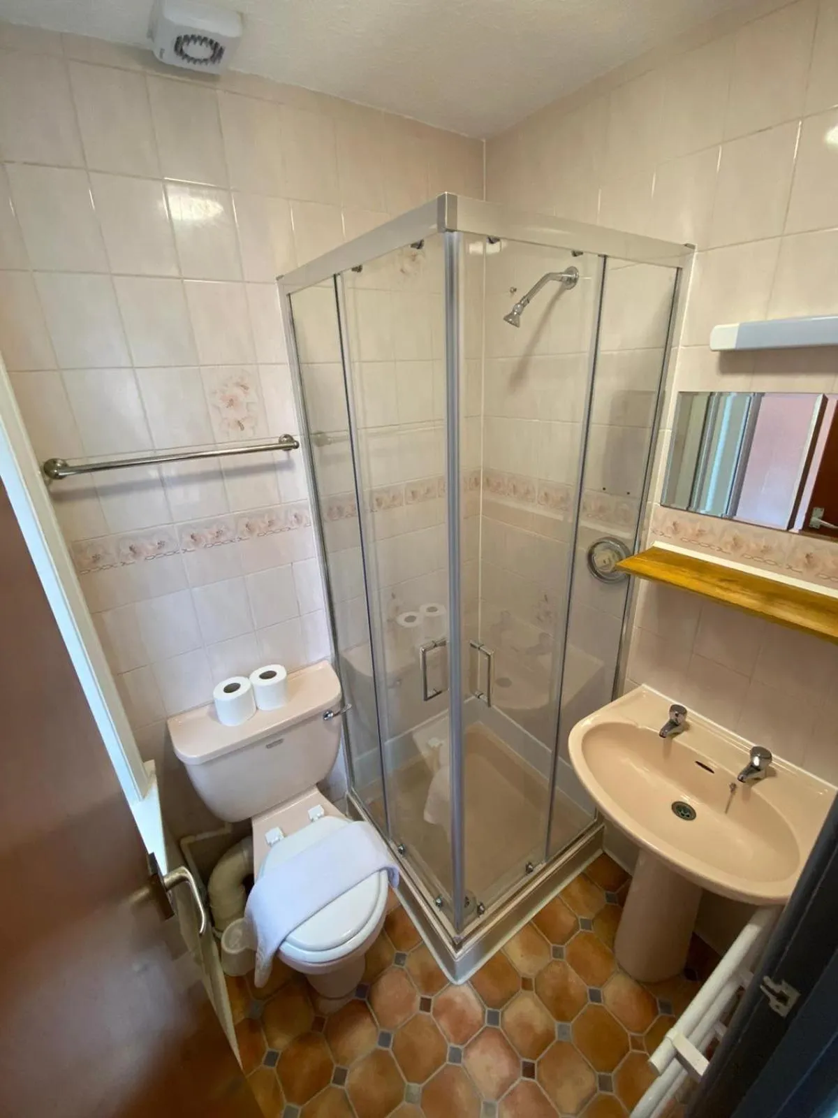 Bathroom in Alumhurst Hotel