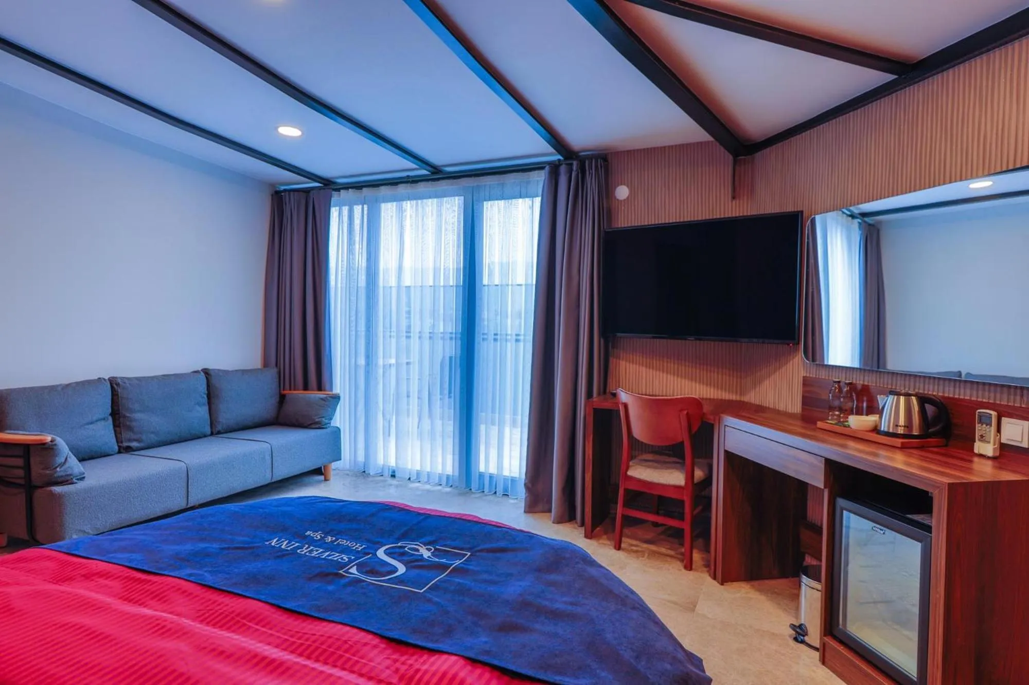 Communal lounge/ TV room, Bed in Silver Inn Spa