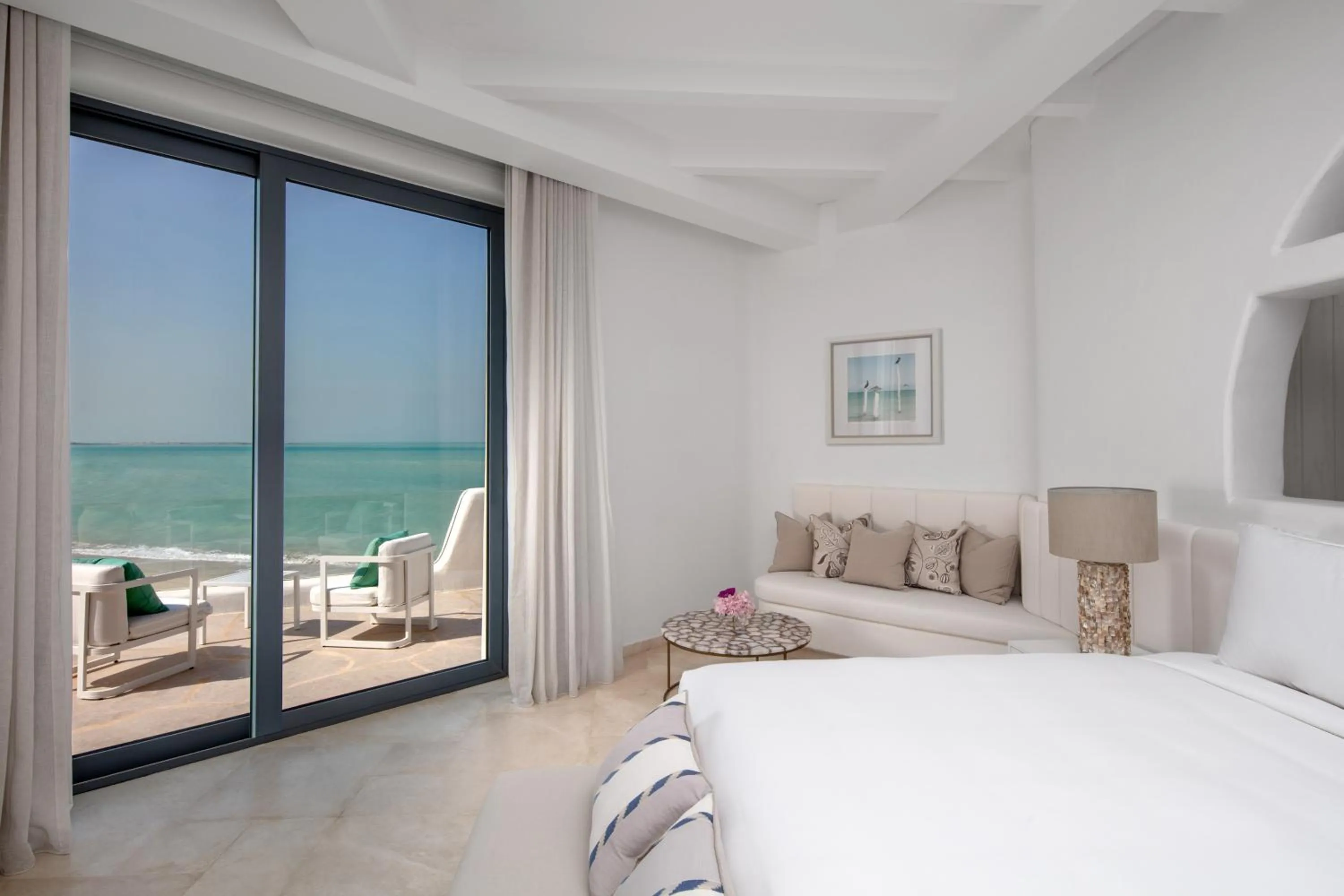 Bed in Anantara Santorini Abu Dhabi Retreat-Adults Only