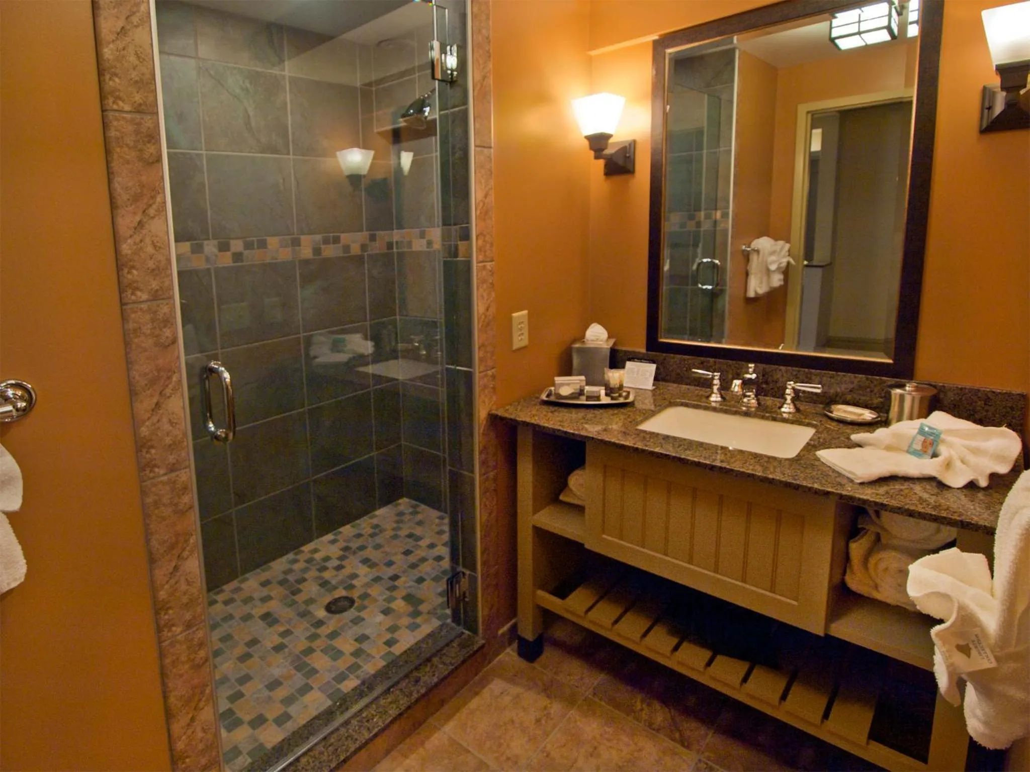 Bathroom in 1000 Islands Harbor Hotel