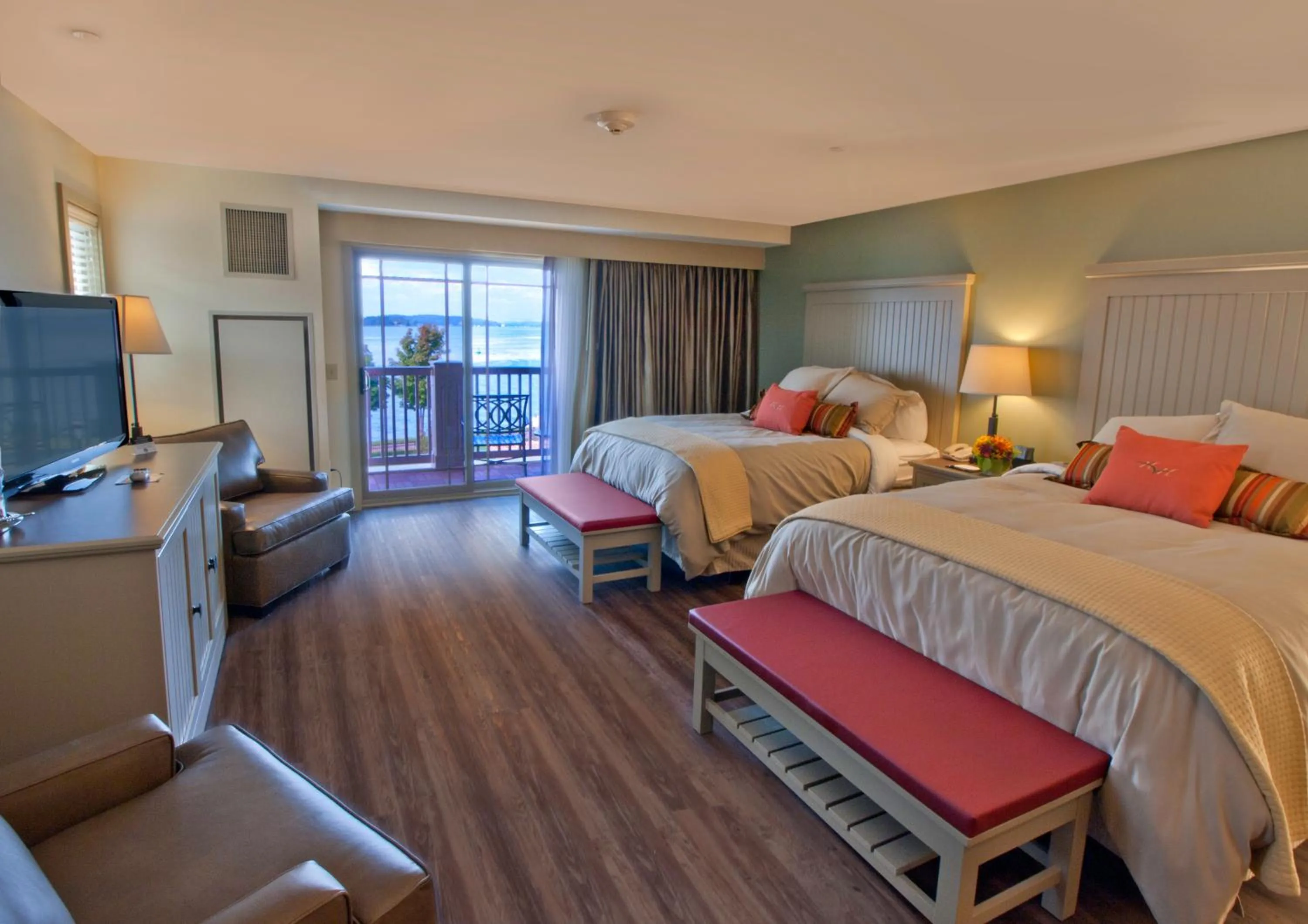 Photo of the whole room, Bed in 1000 Islands Harbor Hotel