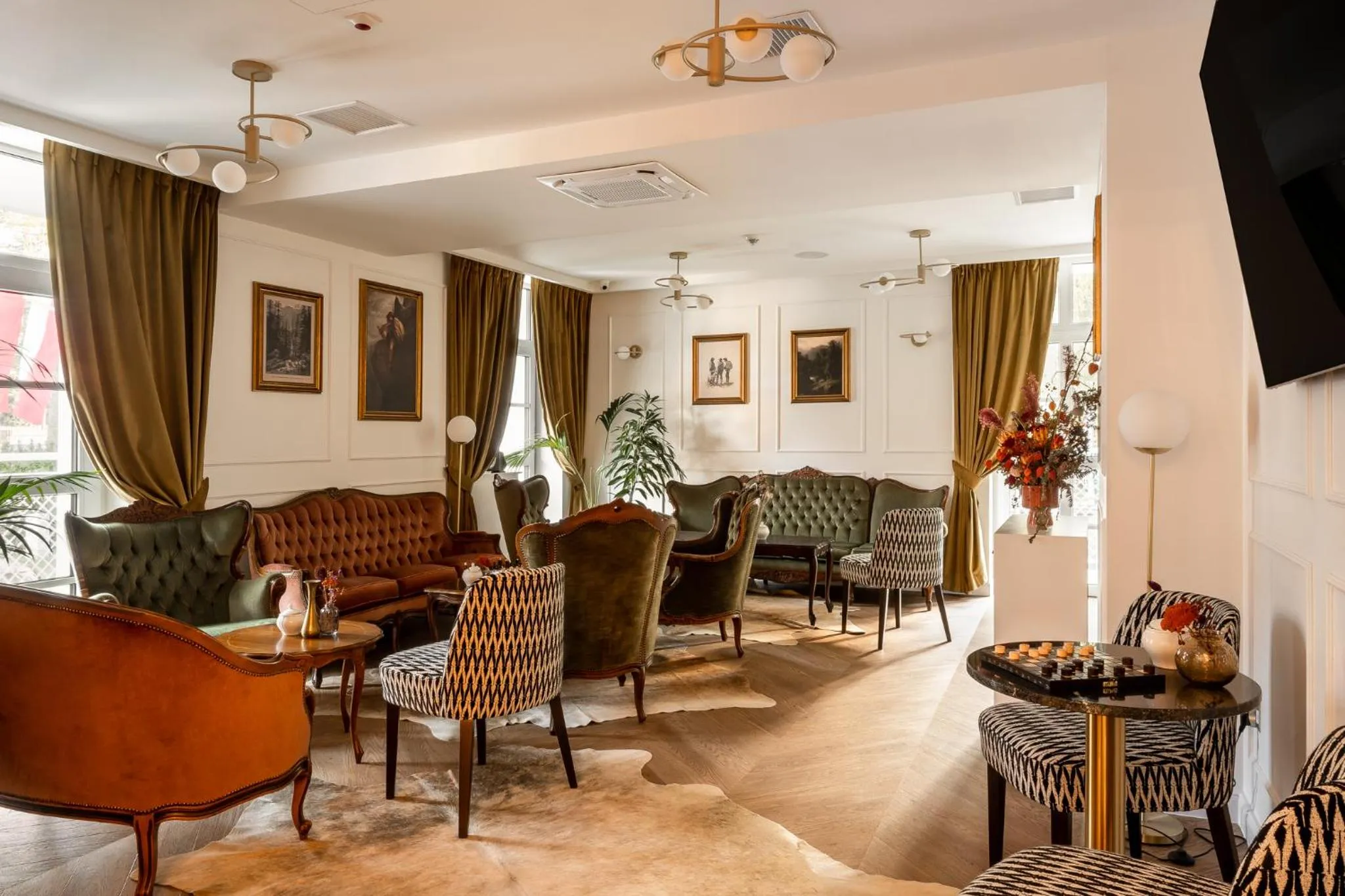 Communal lounge/ TV room in Renesans Residence Zakopane