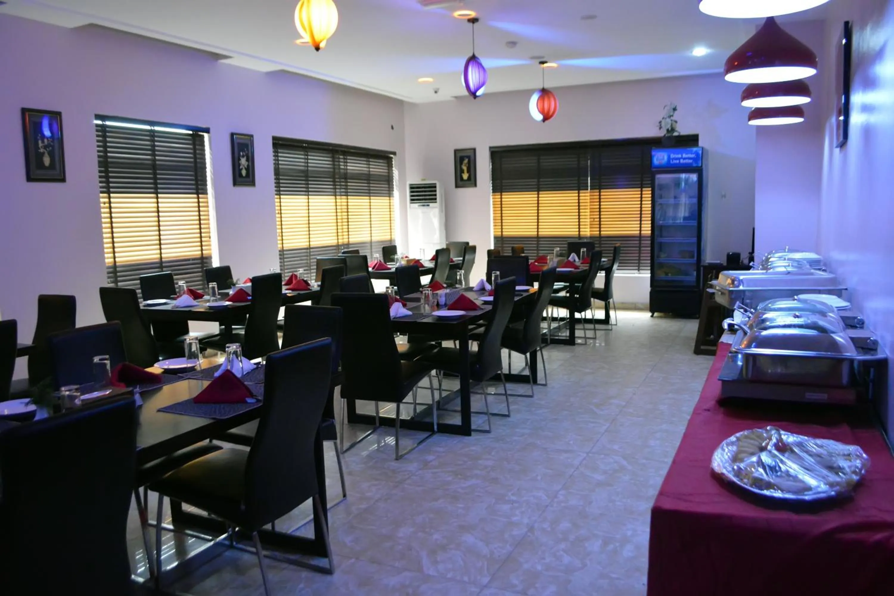 Restaurant/places to eat in De Santos Hotel