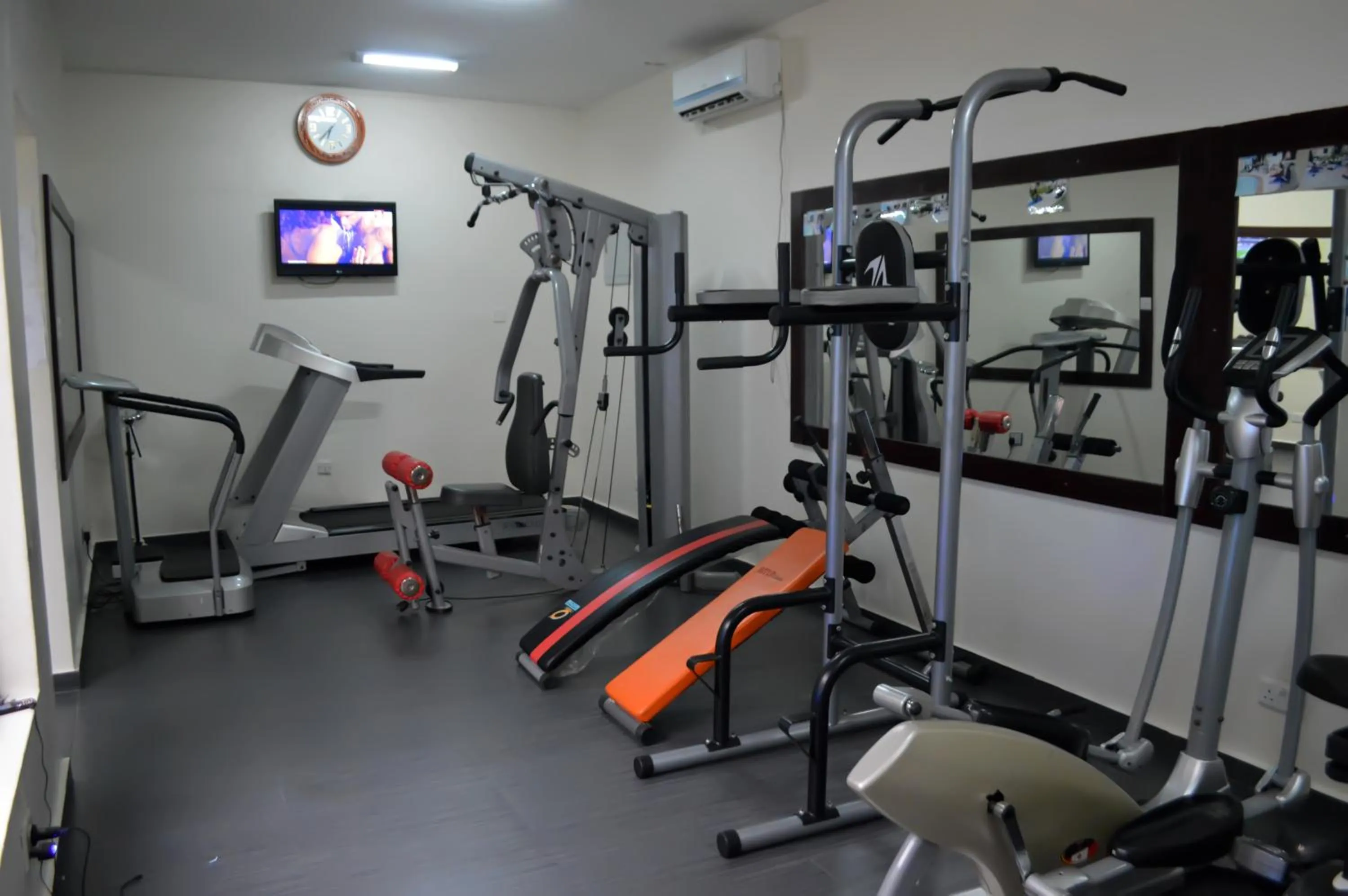 Fitness centre/facilities in De Santos Hotel