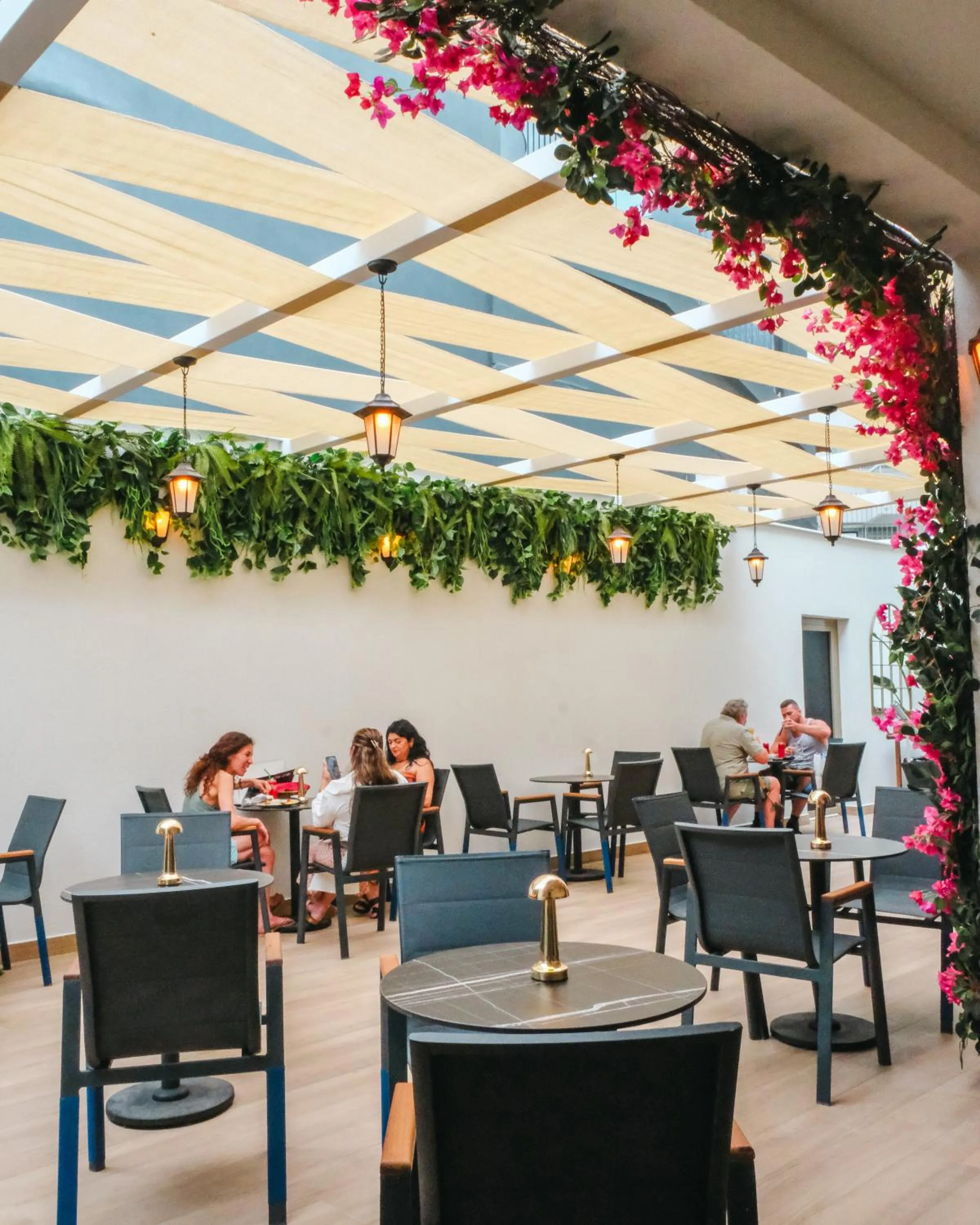 Restaurant/places to eat in ARMİS HOTEL