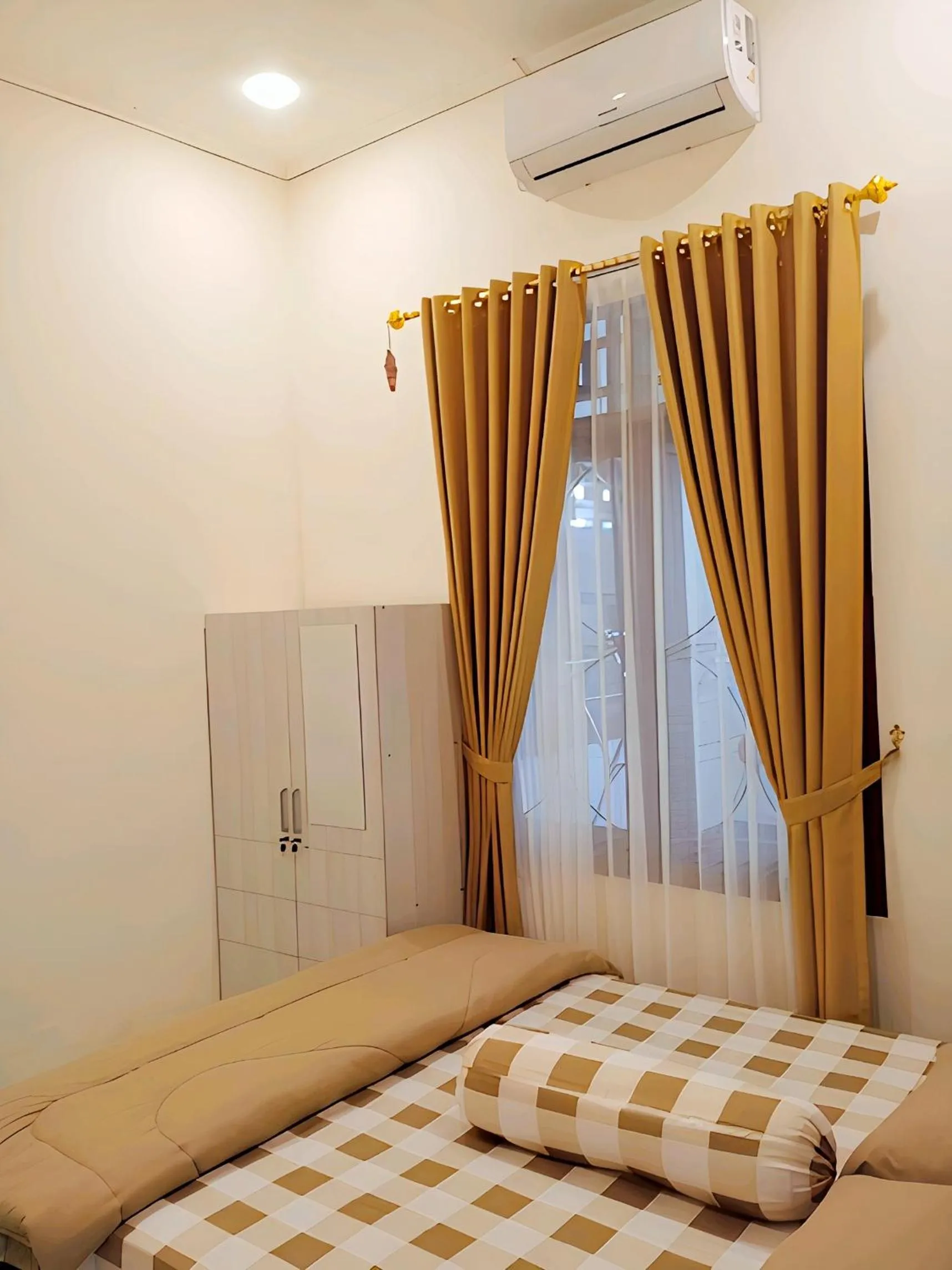 wardrobe, Bed in Penginapan Prambanan TRISAN