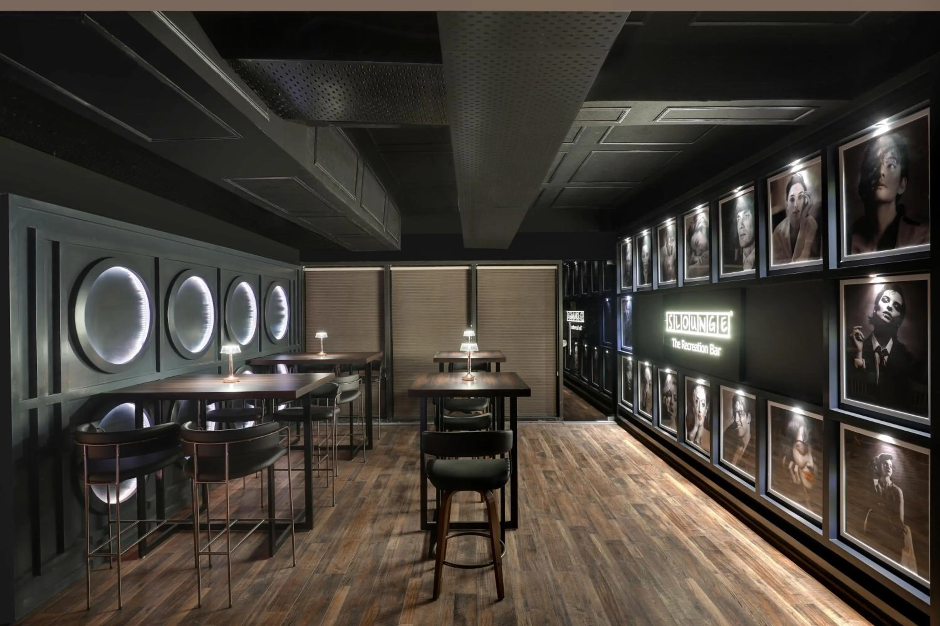 Lounge or bar in Lemon Tree Hotel, Hisar