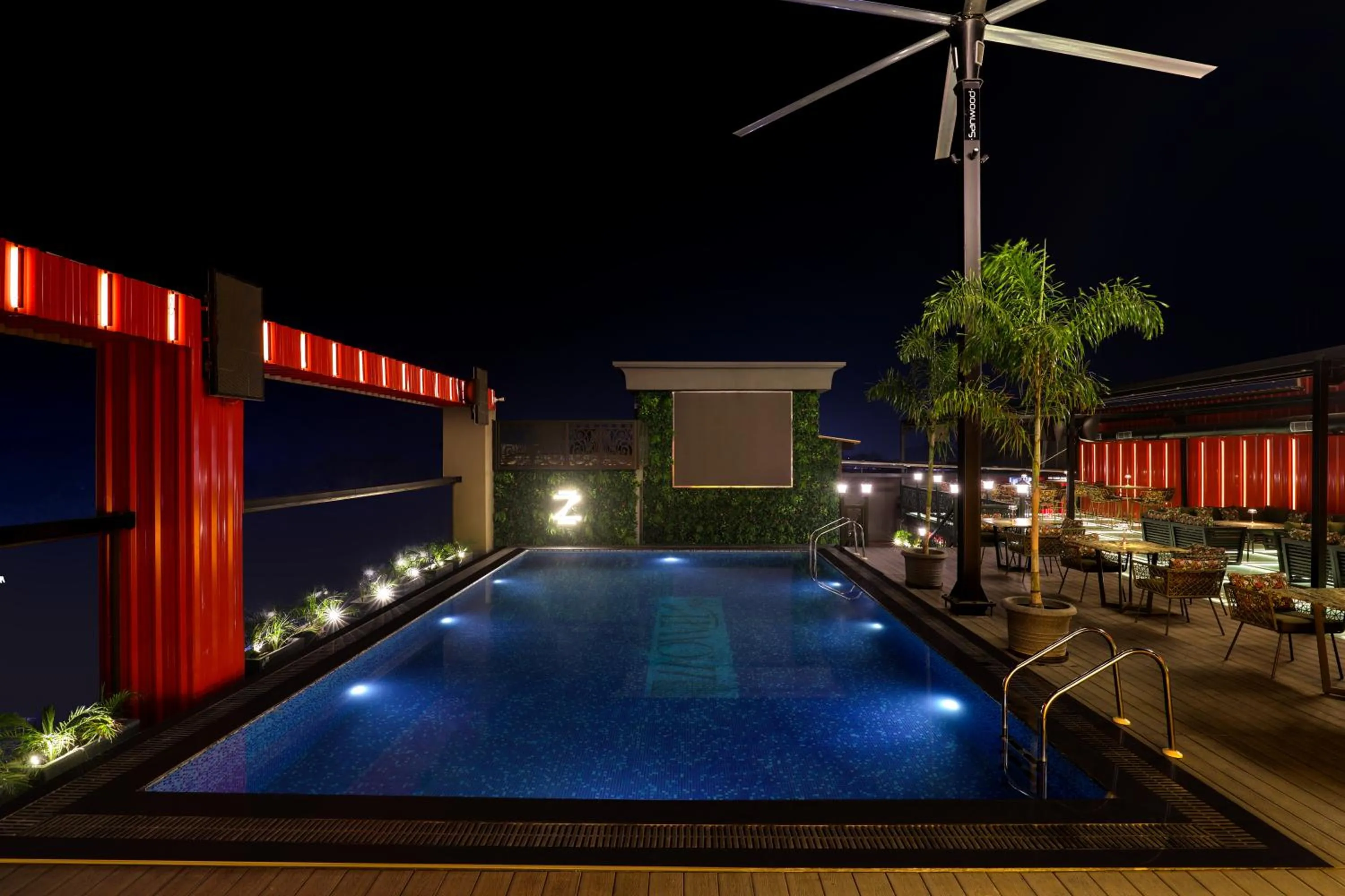 Swimming pool in Lemon Tree Hotel, Hisar