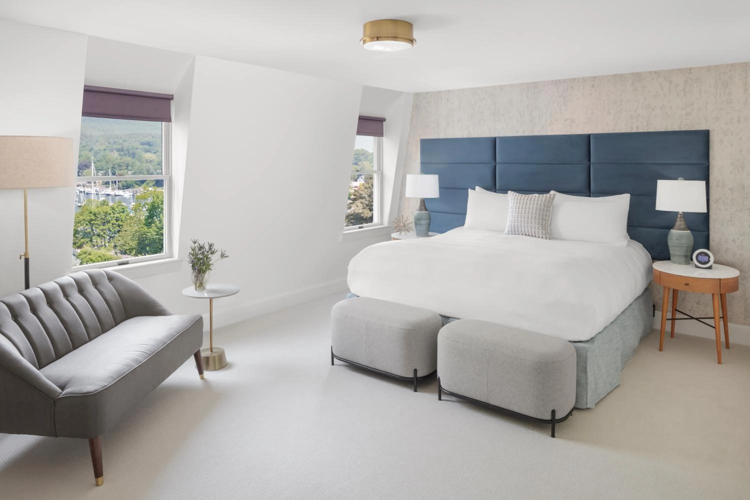 Bed in Relais Chateaux Camden Harbour Inn