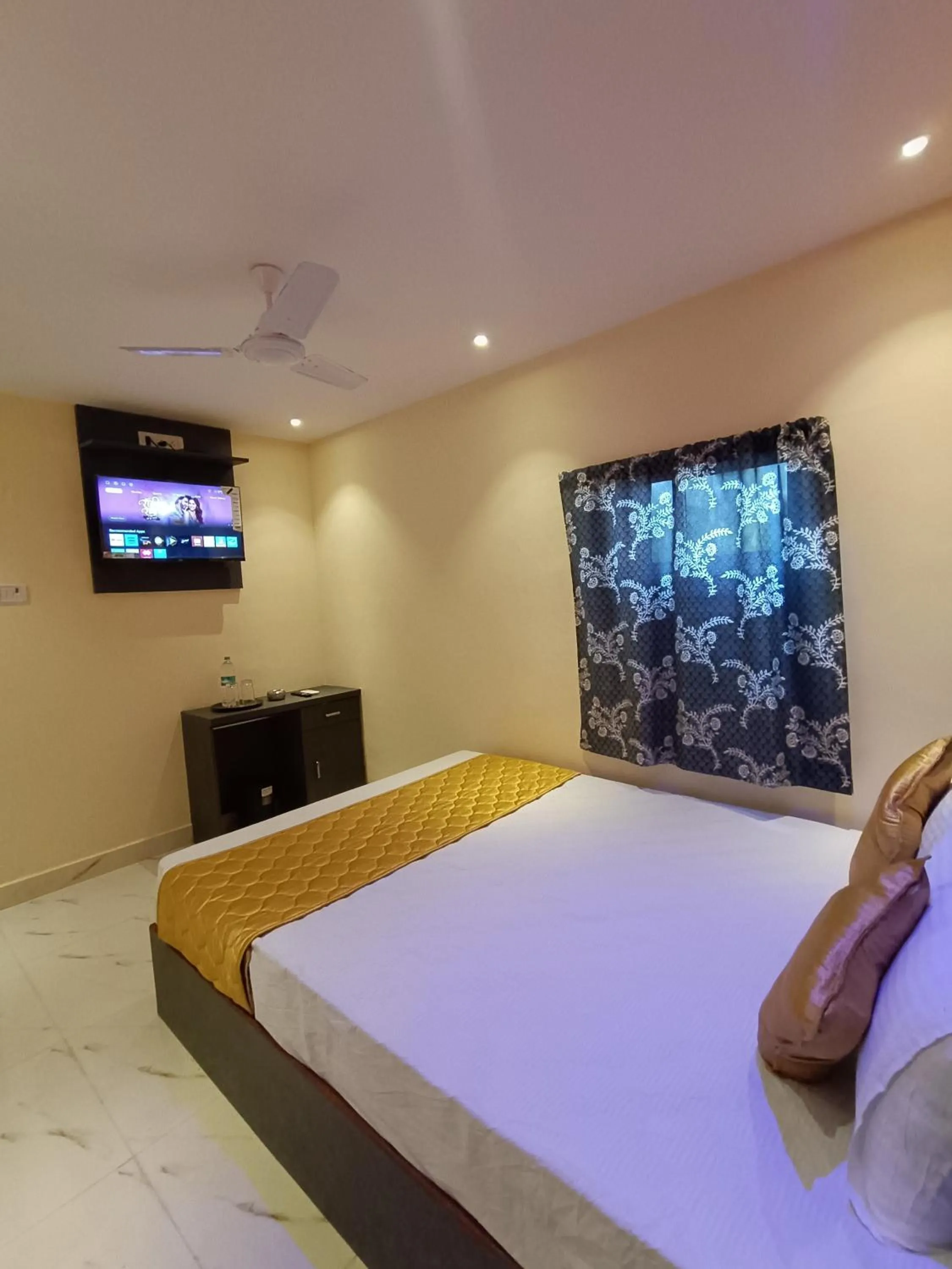 Bed in Hotel Powai Residency
