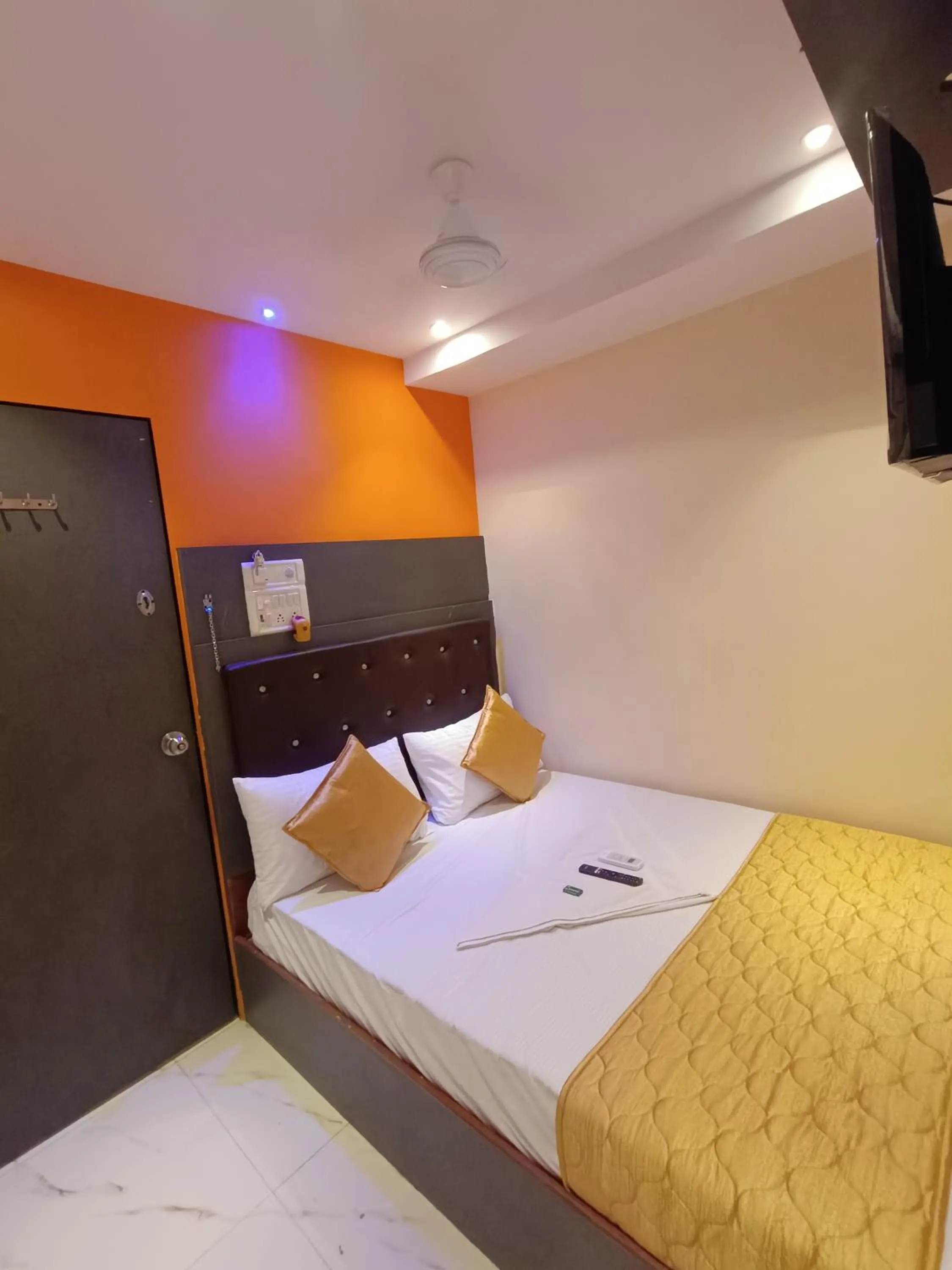Bed in Hotel Powai Residency