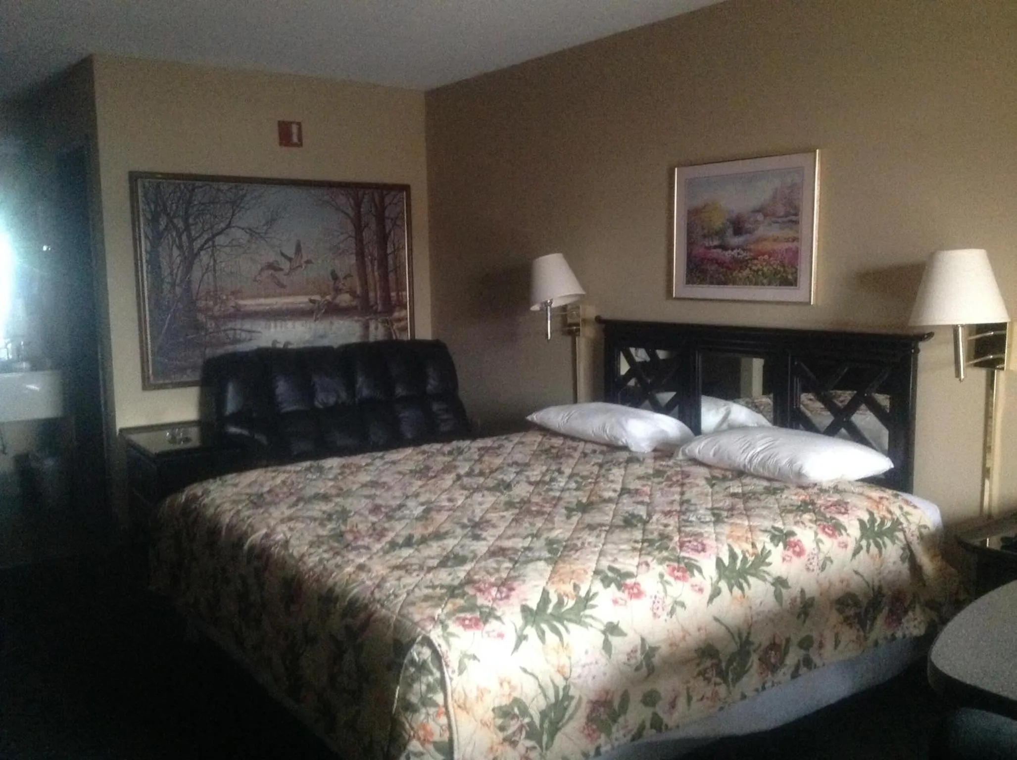 Seating area, Bed in HighWay Inn
