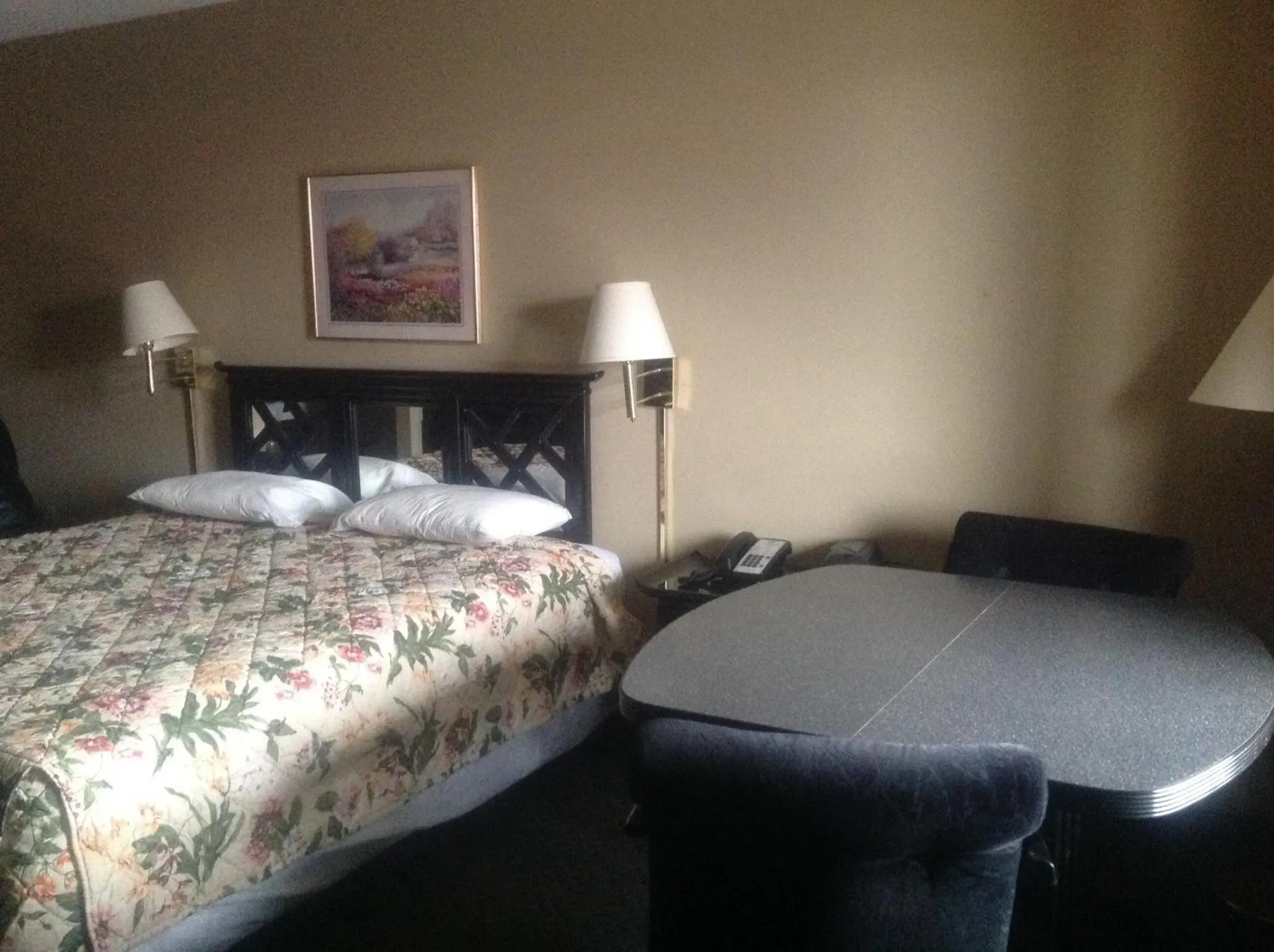 Seating area, Bed in HighWay Inn