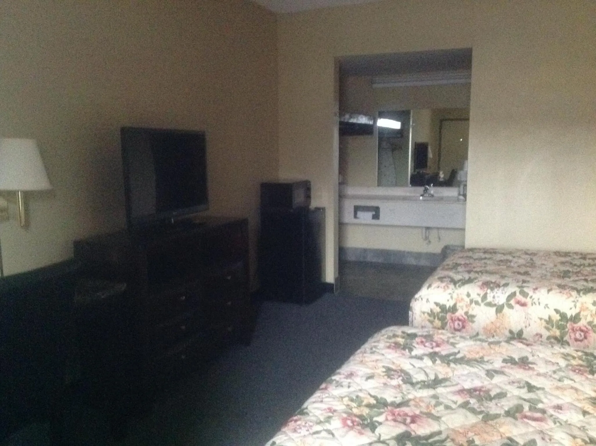 Photo of the whole room, Bed in HighWay Inn
