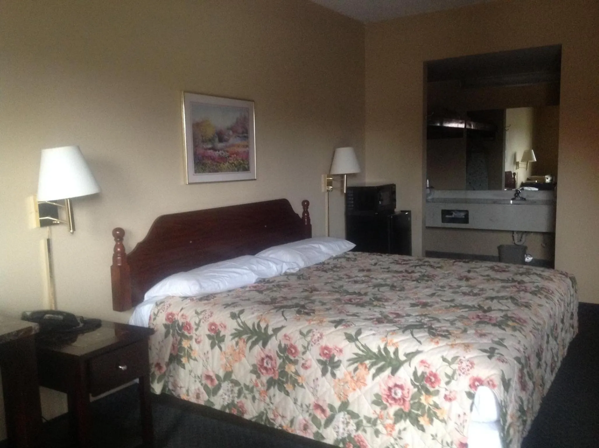 Photo of the whole room, Bed in HighWay Inn