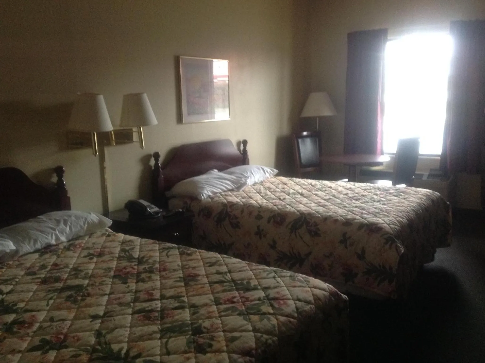 Photo of the whole room, Bed in HighWay Inn