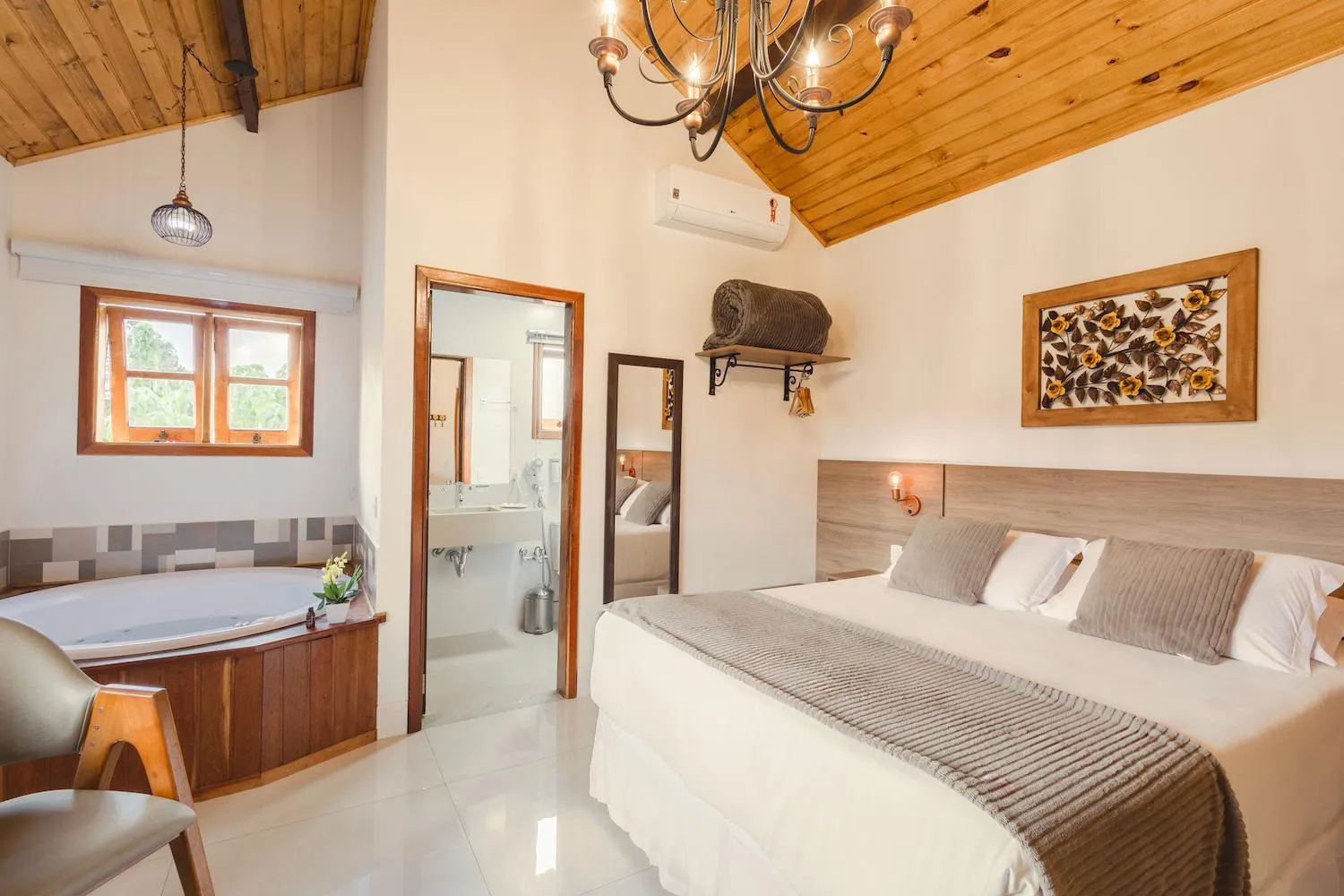 Hot Tub, Bed in Pousada Valle das Flores Monte Verde