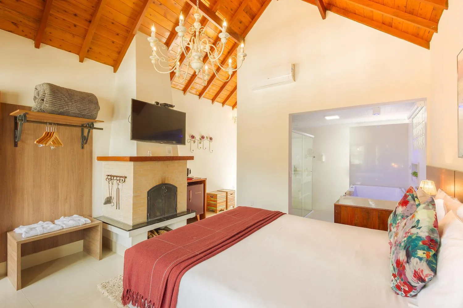 Photo of the whole room, Bed in Pousada Valle das Flores Monte Verde