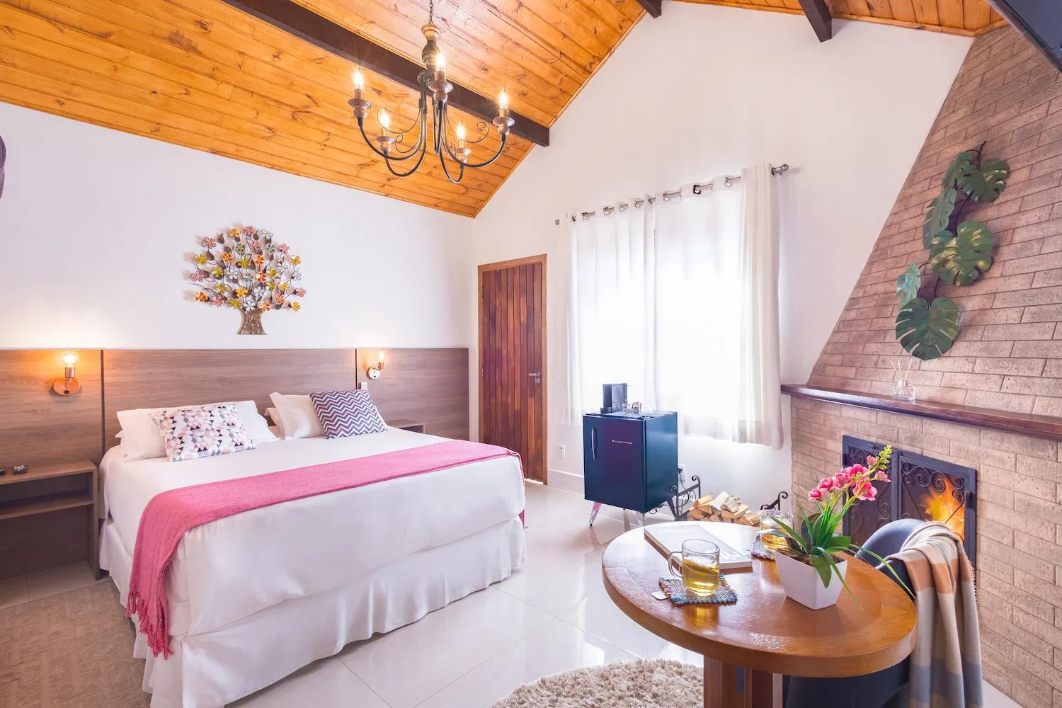 fireplace, Bed in Pousada Valle das Flores Monte Verde